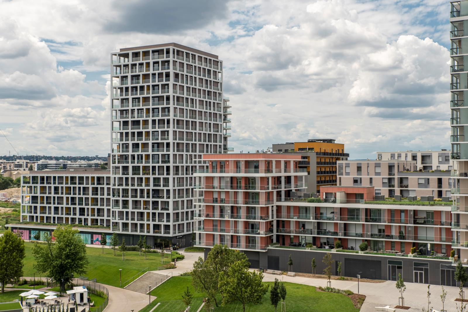 A parlamenti választás hétvégéjén veszi birtokba a Tiborcz Istvánhoz köthető irodaházakat a MÁV