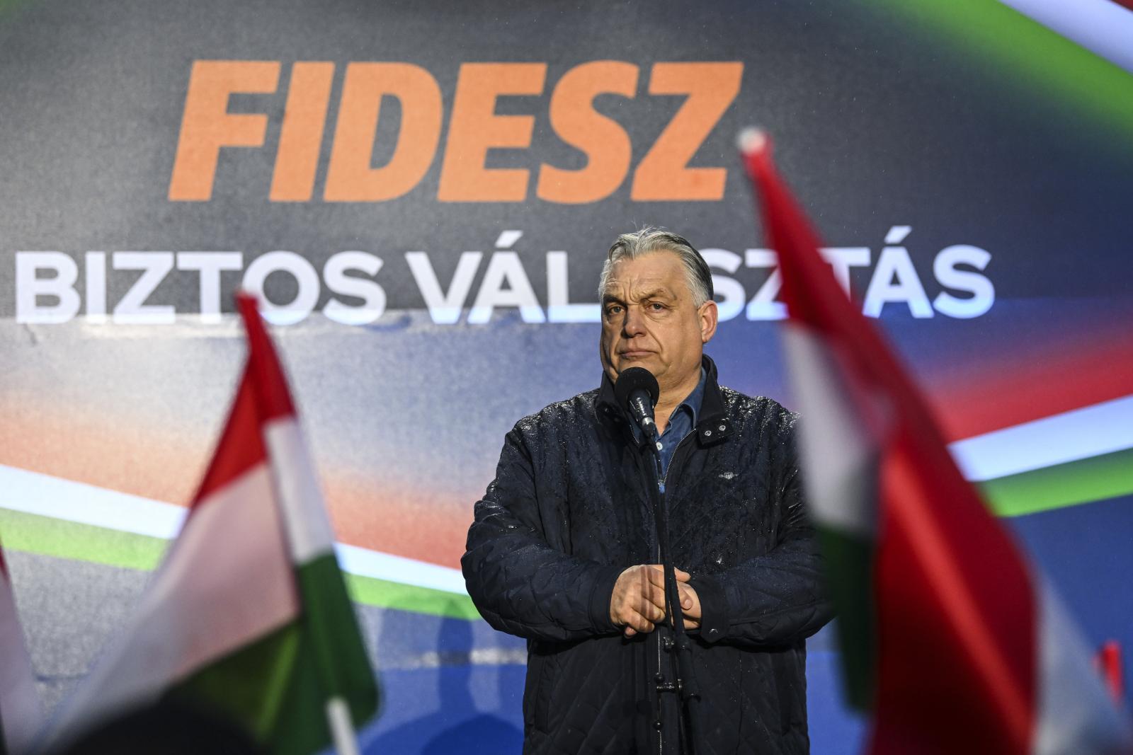 Medián: A magyarok csaknem fele tart attól, hogy a Fidesz elcsalhatja a választást
