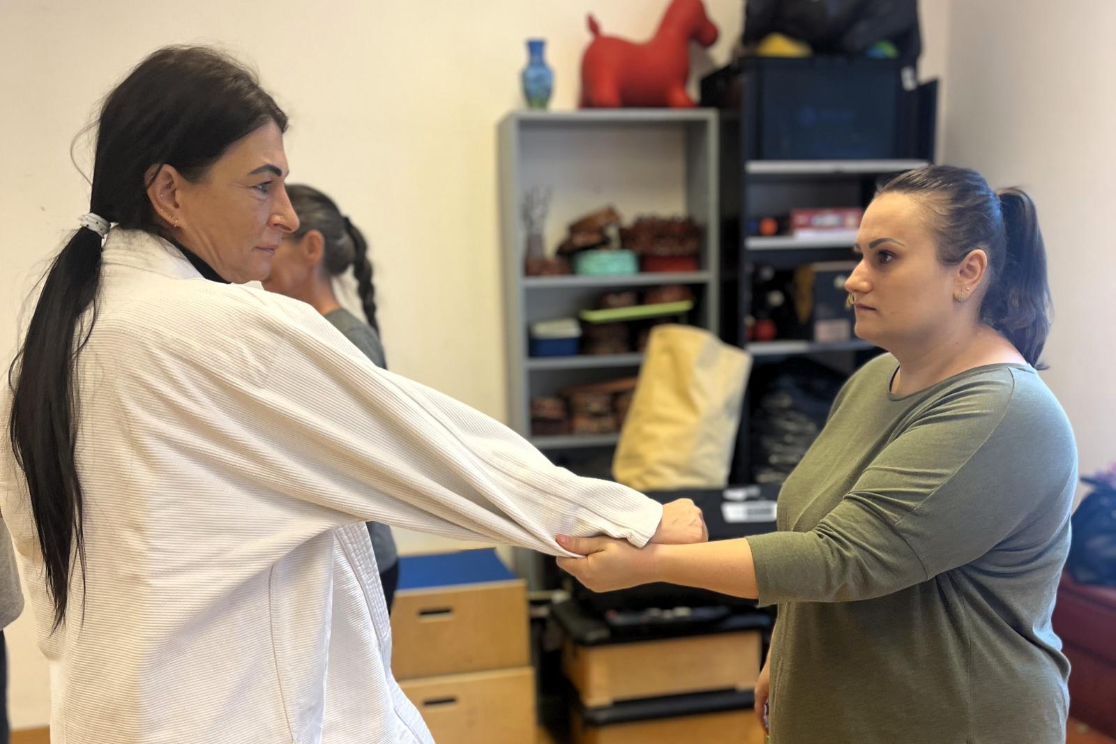 Megölelve lecsillapítani – Nagy kihívás az autizmussal élő fiataloknál előforduló agresszió kezelése