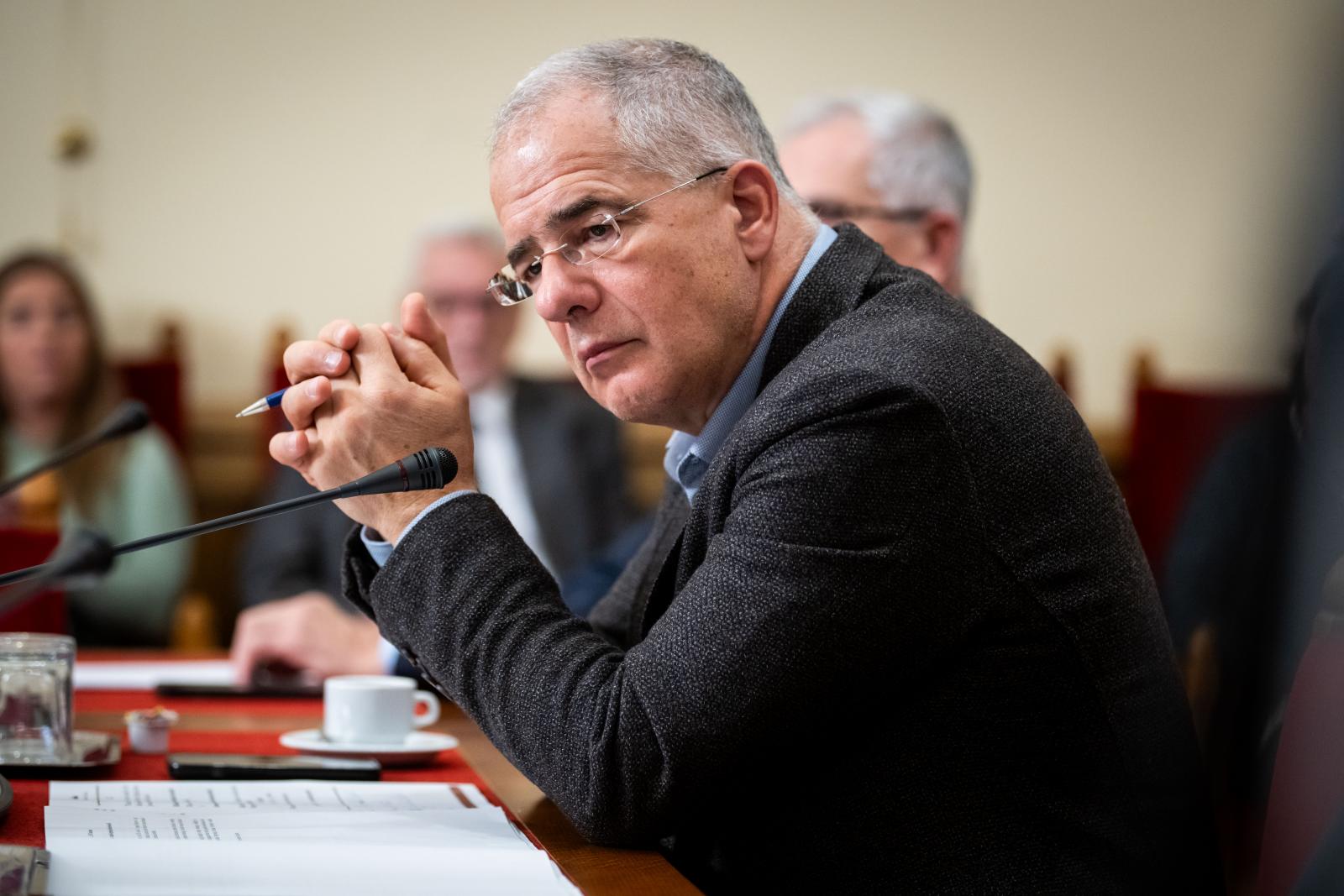 Kósa Lajos a becsődölt Bászna Gabona tulajdonosának luxusautójában fotózkodott