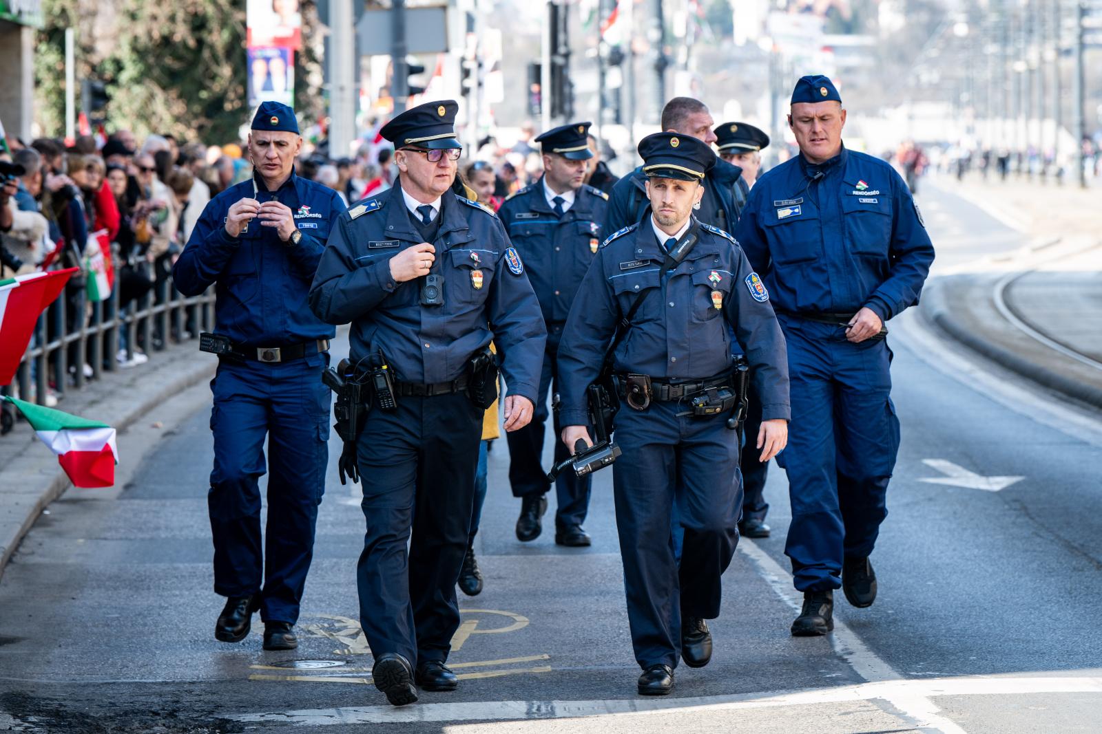 A fegyverpénz miatt 585 700 forintra lőtt ki a hazai nettó átlagkereset