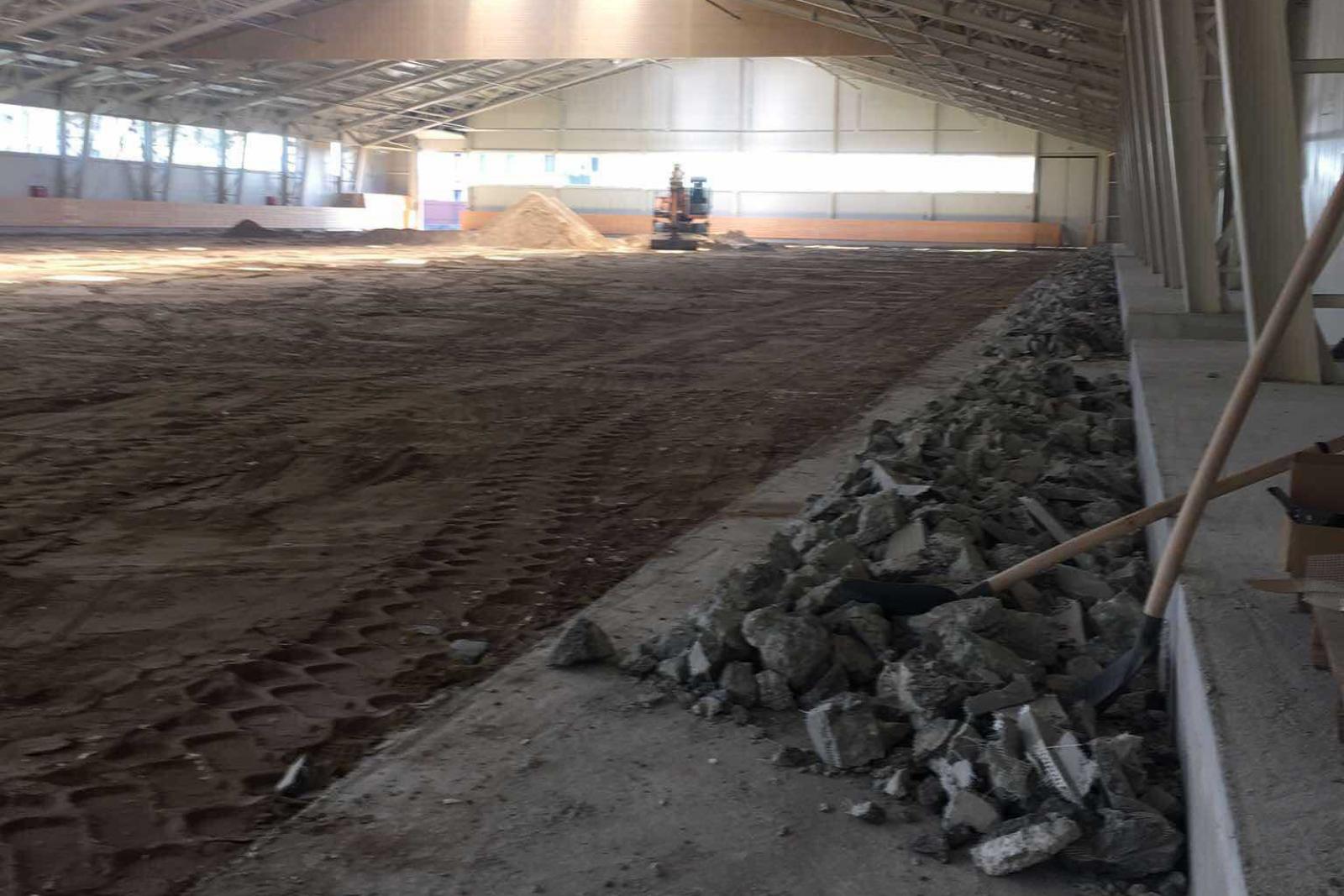 Fotók tanúsága szerint bontják a soha meg nem nyitó kisvárdai lówellnesst