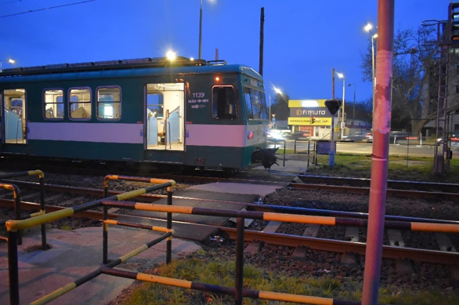 Elütött a HÉV egy 14 éves fiút, aki mobilját nyomkodva lépett a sínekre