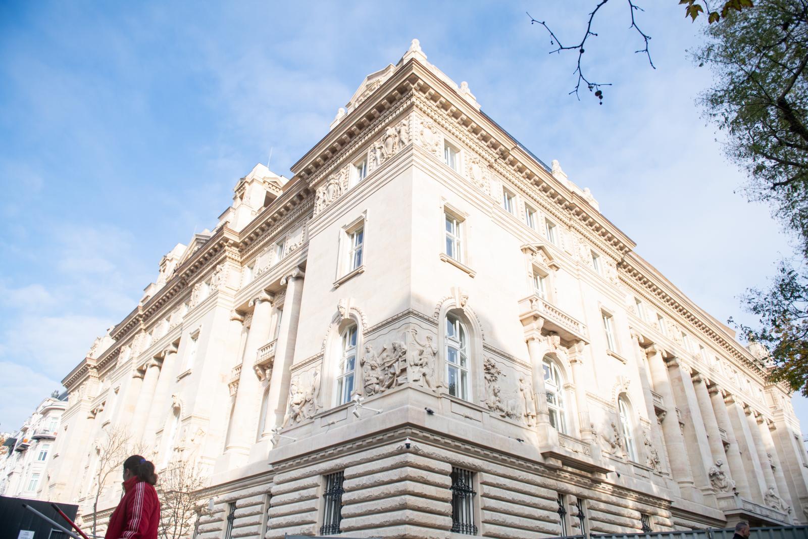 Még egy edénykészlet szekrénybe helyezéséért is külön fizettek az MNB-székház felújításakor