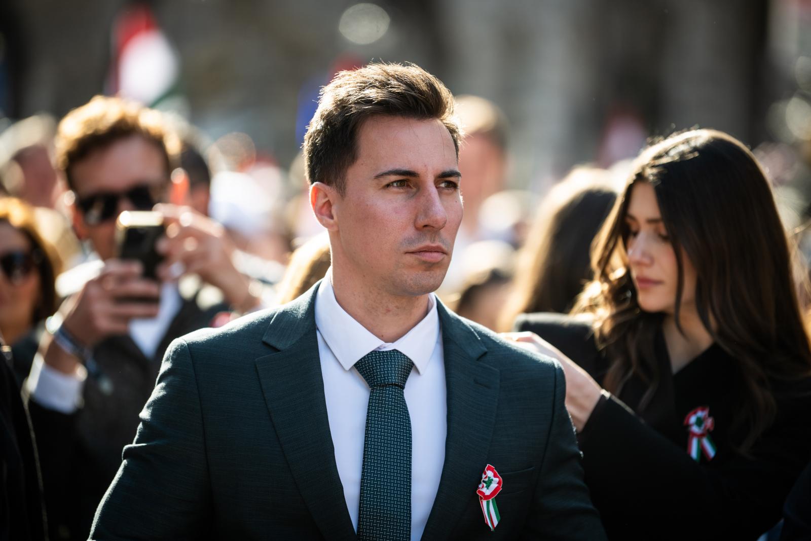 Radnai Márk szerint eltiltottak egy 19 éves fiút Orbán Viktor országjárásáról, mert a Tisza Párt alelnökével túrázott