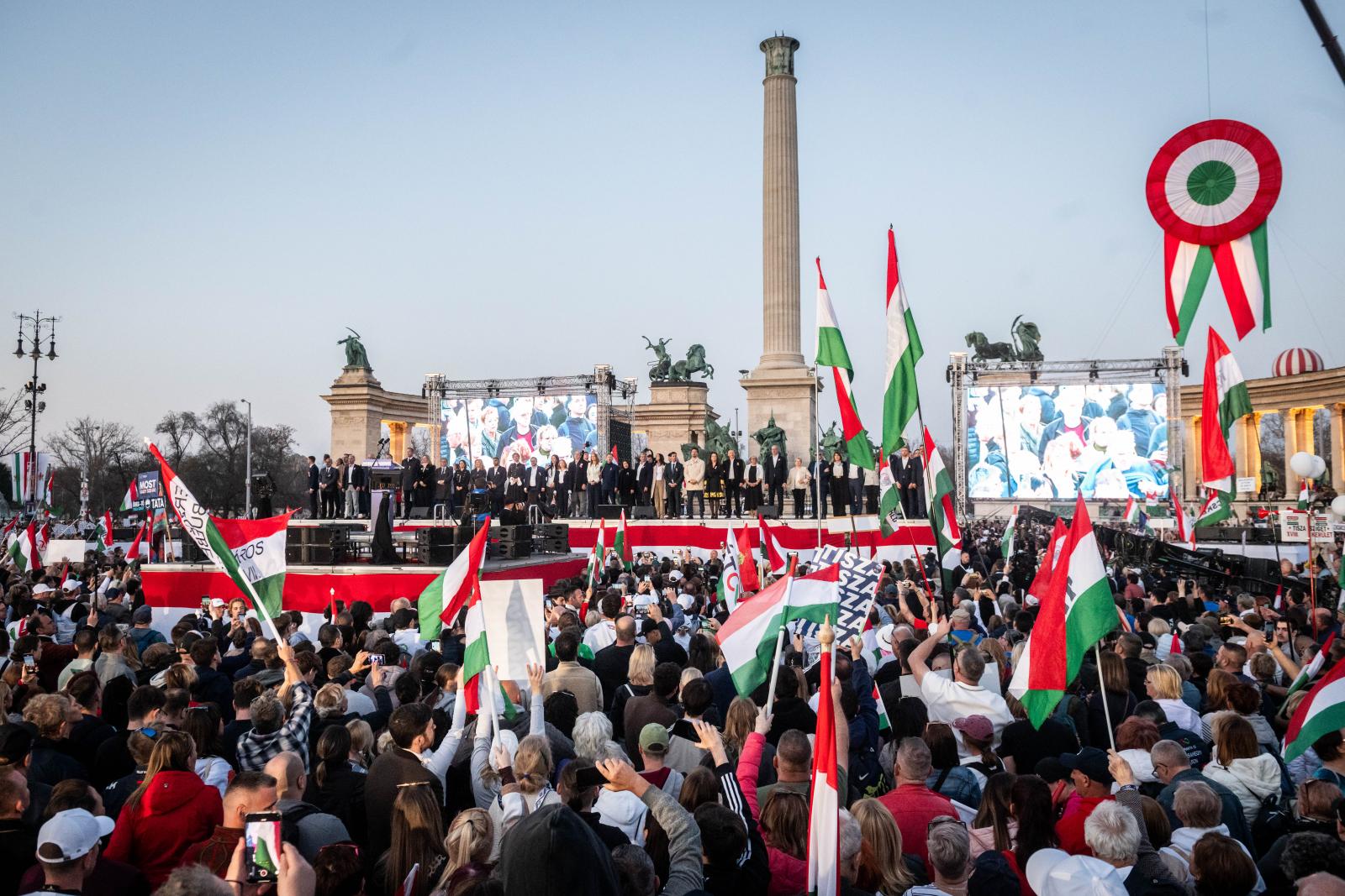 Závecz: 39-31 a teljes népességben, márciusban a Tiszának enyhén nőtt, a Fidesznek valamelyest csökkent a támogatottsága