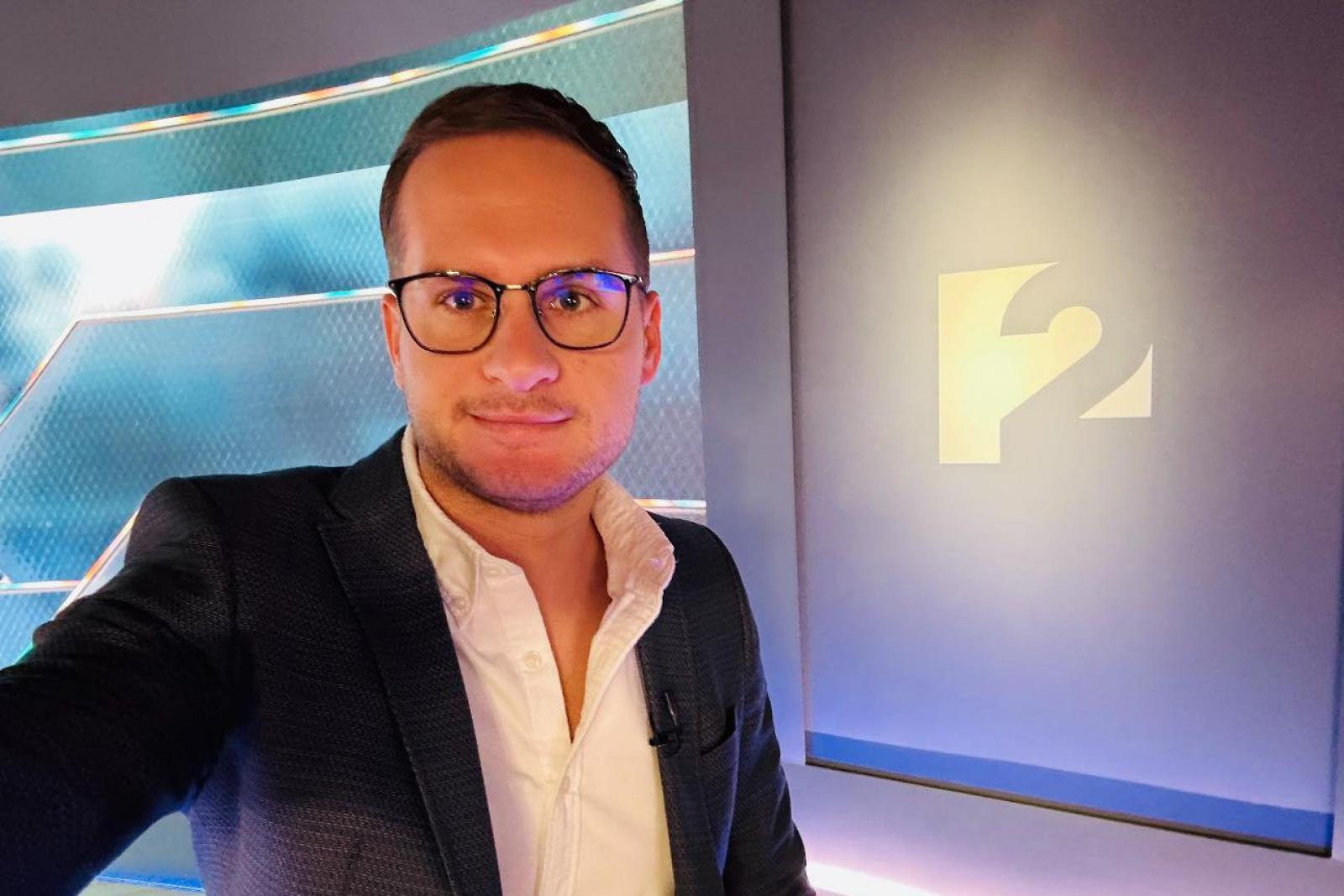 Deák Dániel kamera előtt beszélt egy Medián-felmérésről, de azonnal szóltak neki, hogy ilyen Medián-felmérés nem is létezik