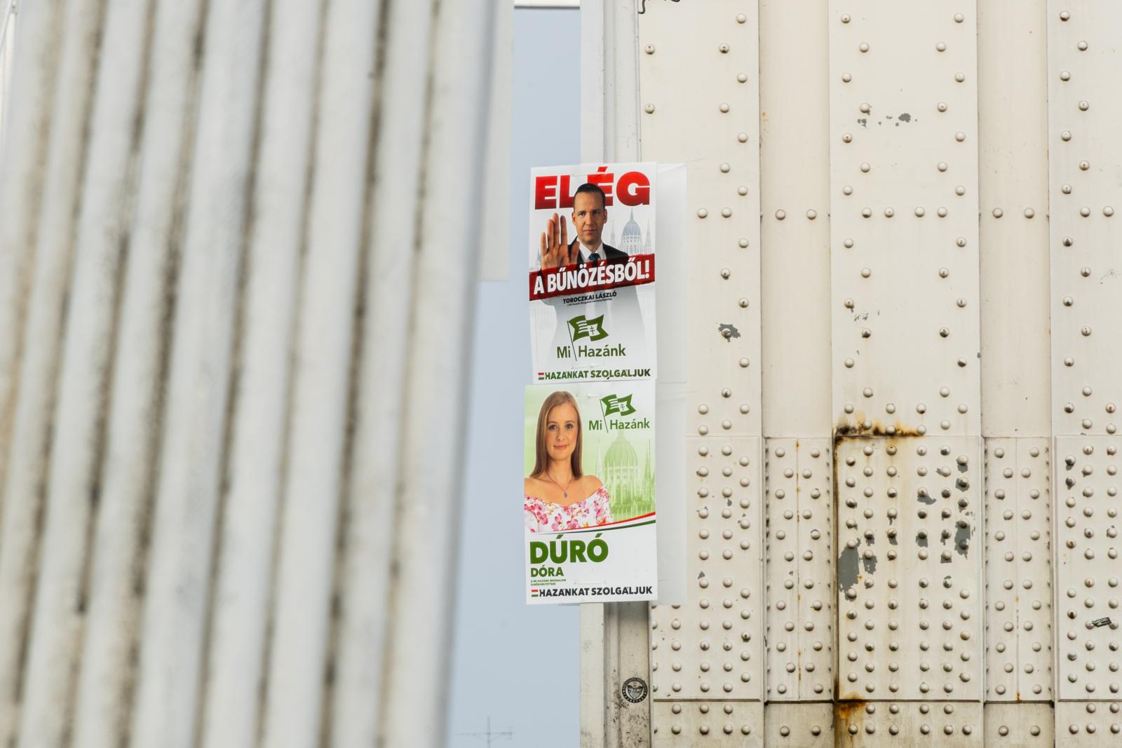 Eltávolítják a választási plakátokat a budapesti hidakról