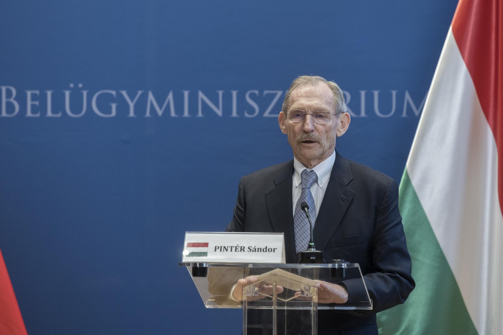 BM: csalók élnek vissza Pintér Sándor nevével