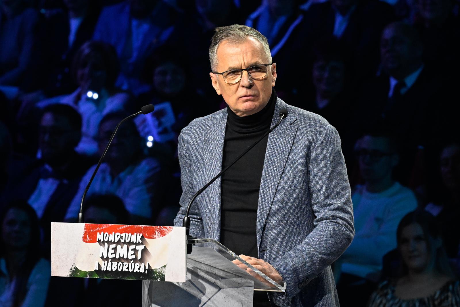 Tiltja a választási törvény, mégis rendőrökkel kampányol a drogügyi kormánybiztos