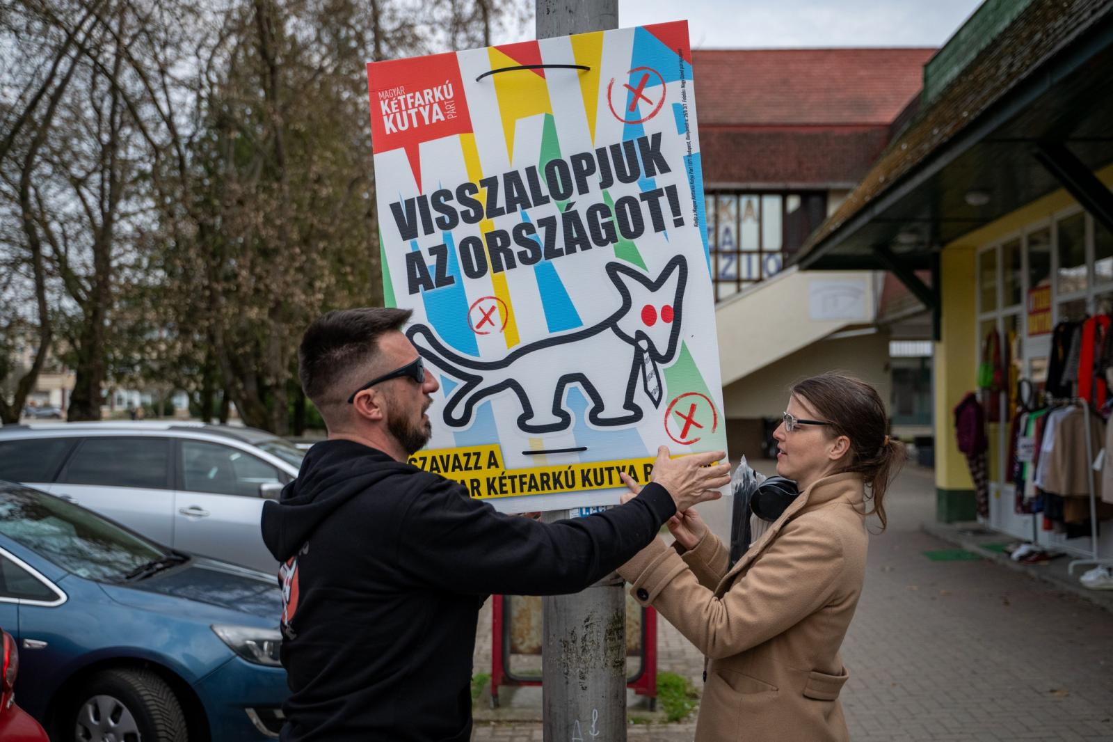 Az ellenzéki szavazók megosztásával próbálkozik a Kutyapárt és a Demokratikus Koalíció is, de ez már aligha fog összejönni