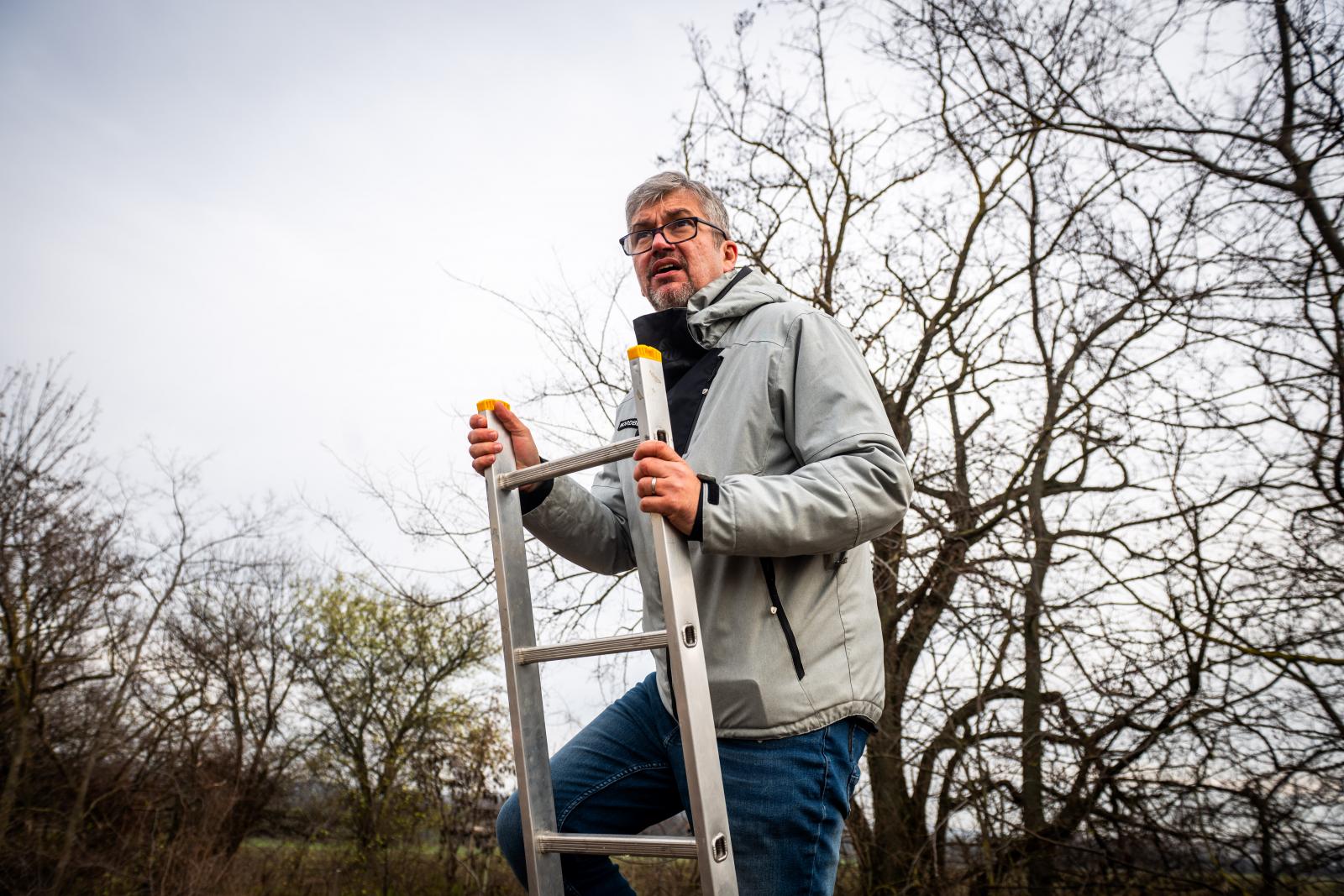 Hadházy Ákos újabb fotókast posztolt, szerinte beteges, hogy a hatvanpusztai Orbán-birtokon Szent Mihály szobrát tették a könyvtár kandallójára