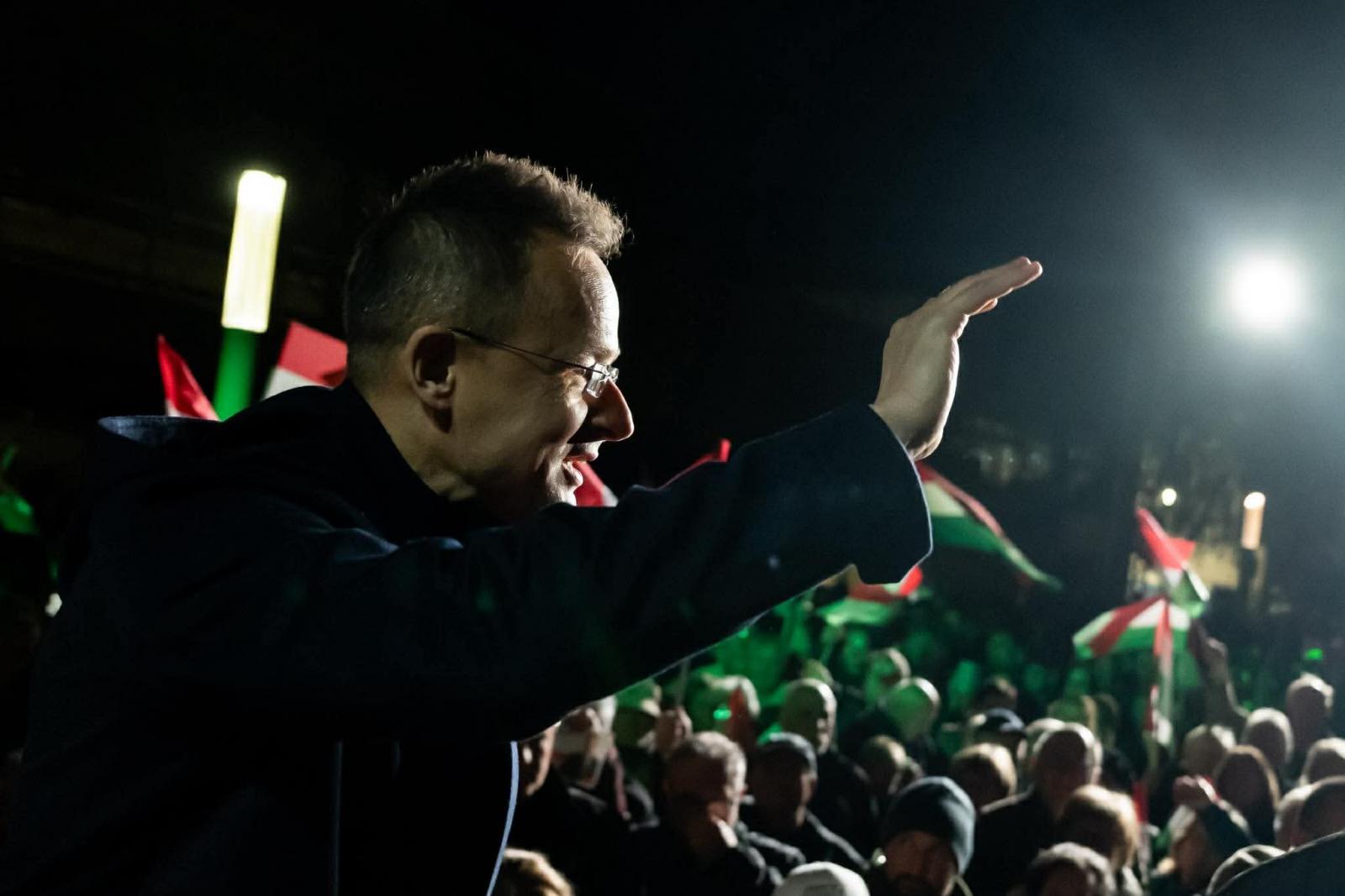 Megkérdeztük a Fidesz híveit, Szijjártó Péter miért nem védi a kárpátaljai magyarokat az orosz támadásoktól, ha már olyan jóban van Szergej Lavrovval – Videó