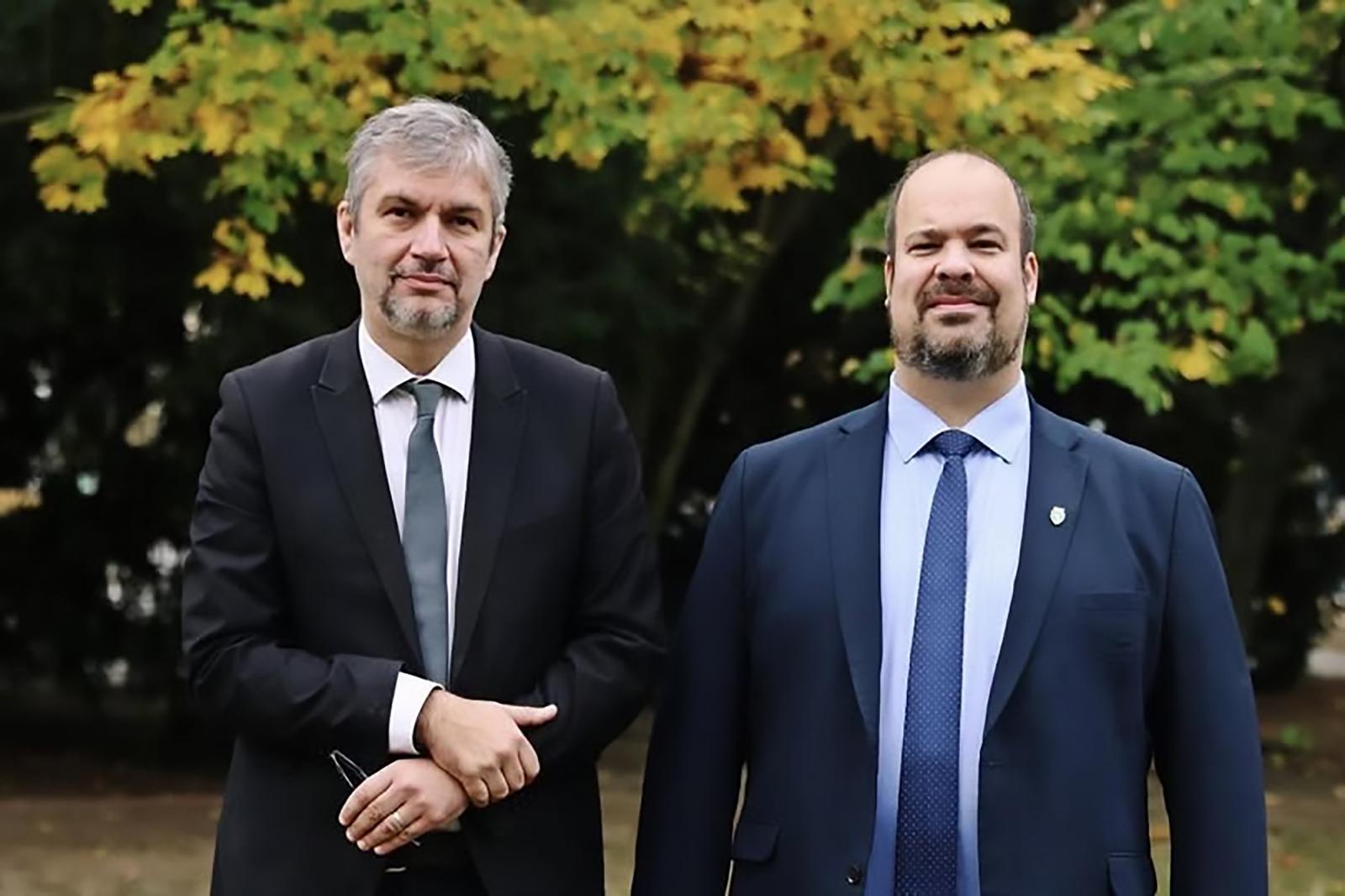 Hadházy Ákos: Napi 90 és 45 ezer forintért locsolgattak facsemetéket Zuglóban, a polgármester feljelentést tett