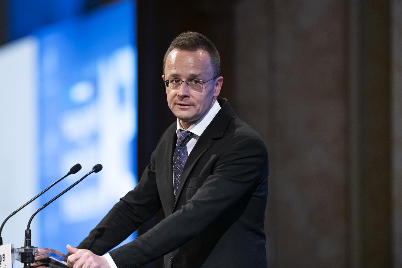 Szijjártó Péter nem emlékszik az egykori tanárára, aki megtagadta őt az orosz kapcsolat miatt