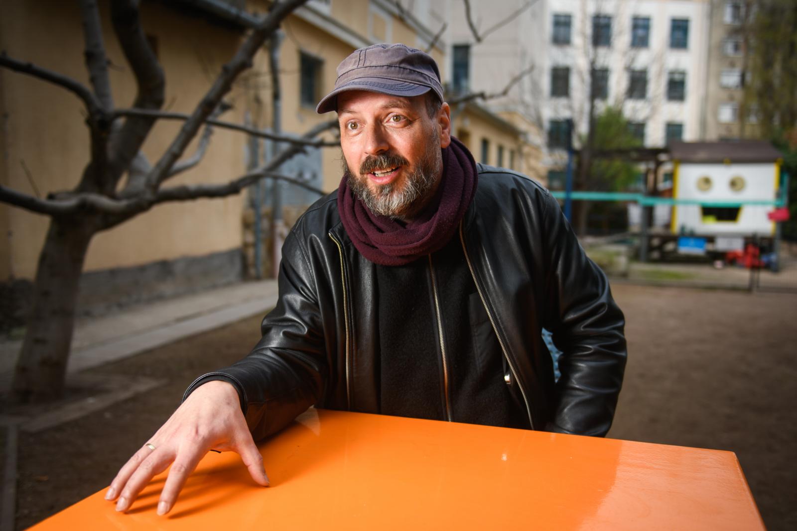 „Jön az önkorlátozás: egy helyszín, egy szereplő, aki talán nem is ember, mert a tyúk talán nem kér pénzt”