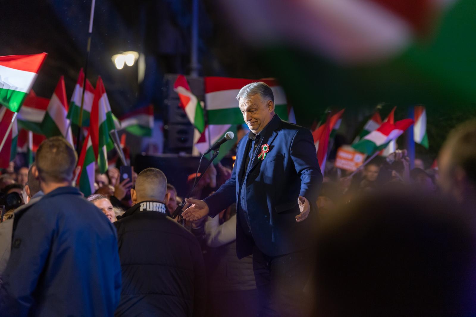 Mégsem jogsértő, hogy Orbán Viktor gyermekkel kampányolt, az Alkotmánybíróság megsemmisítette a Kúria döntését