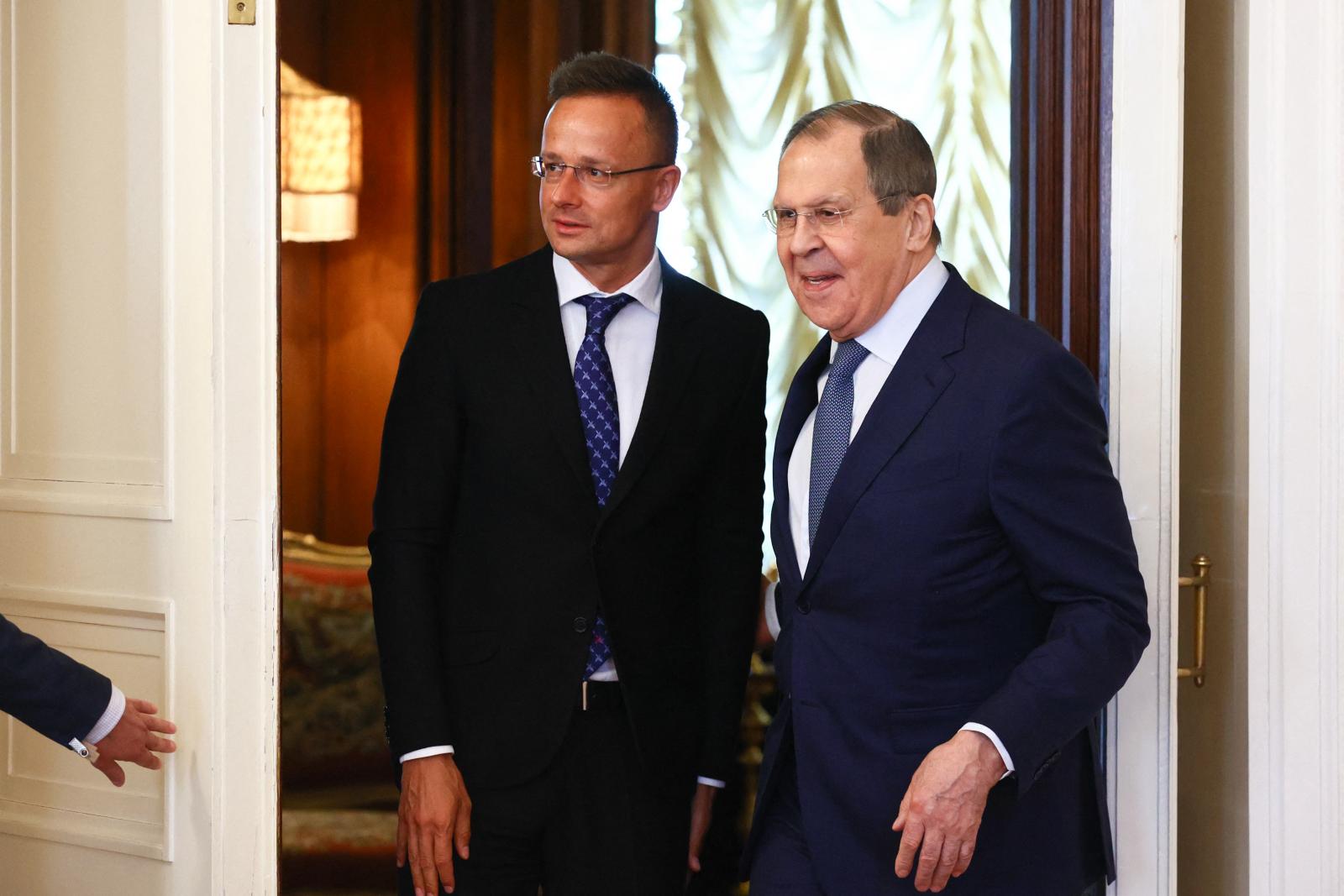 Szabó Bencéről és a Szijjártó-Lavrov ügyről is kérdezősködik a kormányközeli közvélemény-kutató