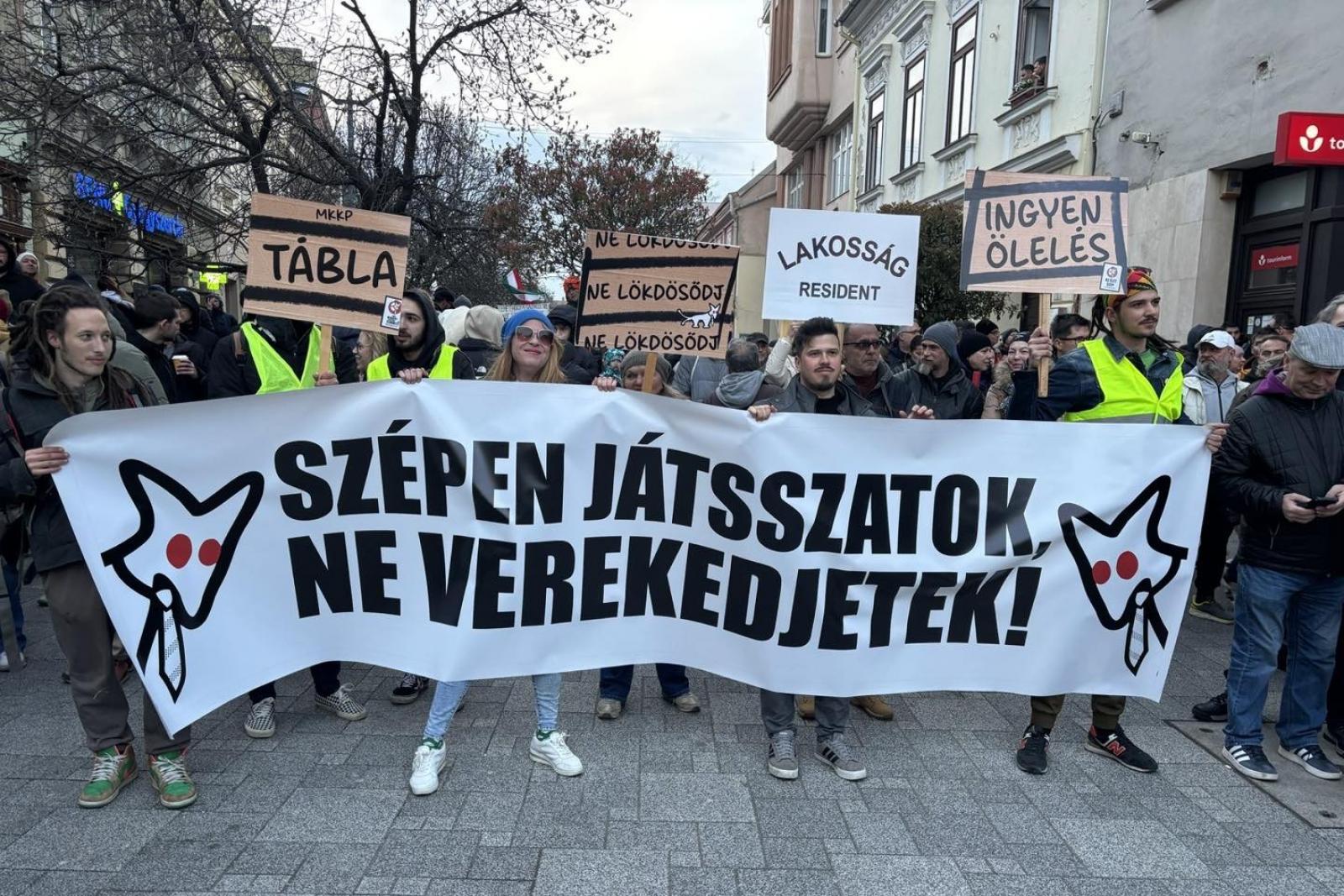 Szombathelyen is tüntetők fogadták Orbán Viktort, zúgott a „Mocskos Fidesz!”