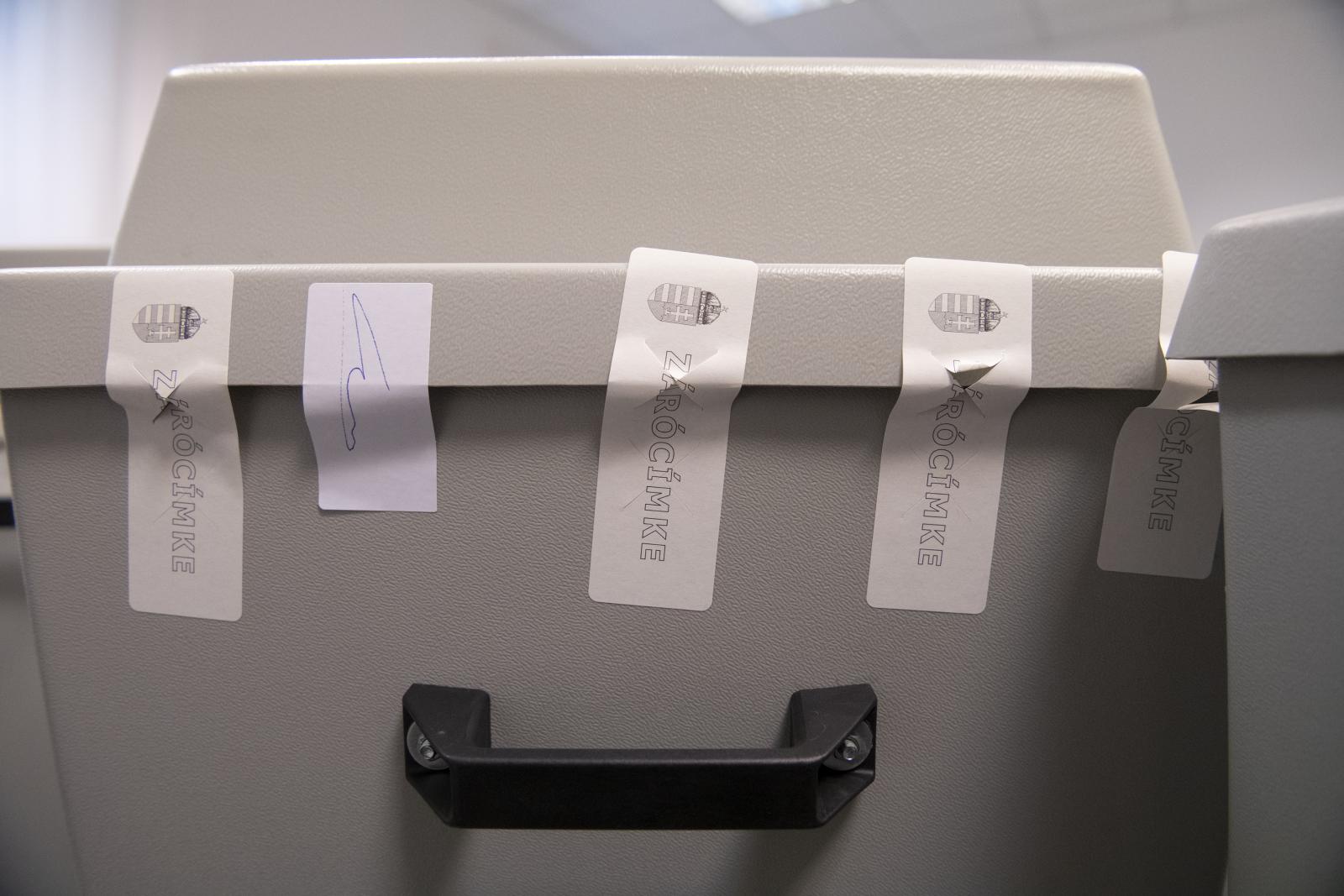 Az utolsó pillanatban még csaknem 3700-an jelentkeztek a külképviseleti névjegyzékbe