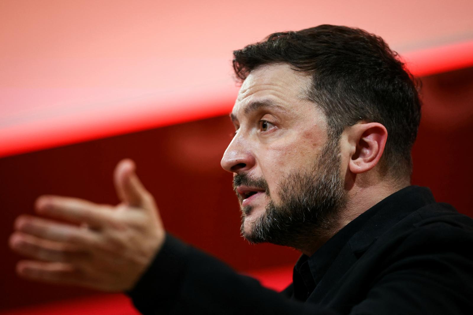 Volodimir Zelenszkij szerint Oroszország hidakat és gátakat támadhat, de a vasutat is célba veheti