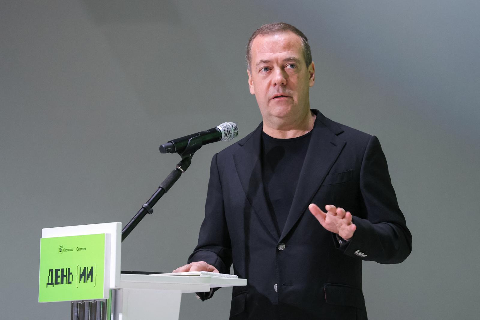 Dmitrij Medvegyev: az EU a NATO-nál is ellenségesebb katonai szövetséggé alakulhat át