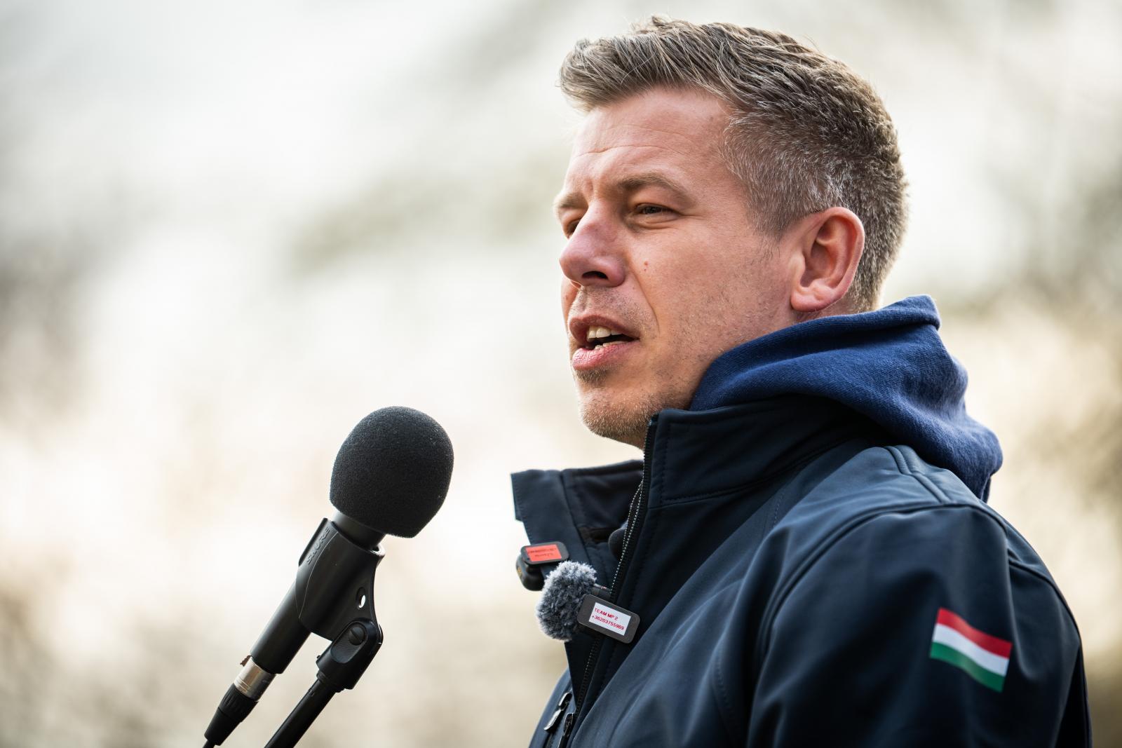 Magyar Péter: Ki kell vizsgálni Orbán Gáspár afrikai katonai akcióját, a Fidesz a választások után szét fog esni