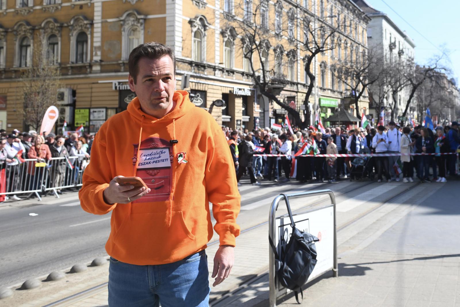 Az NVB szerint csak politikai vélemény Németh Balázs videója, amelyben a fideszes képviselőjelölt kamu Zelenszkij-plakátokkal kampányol