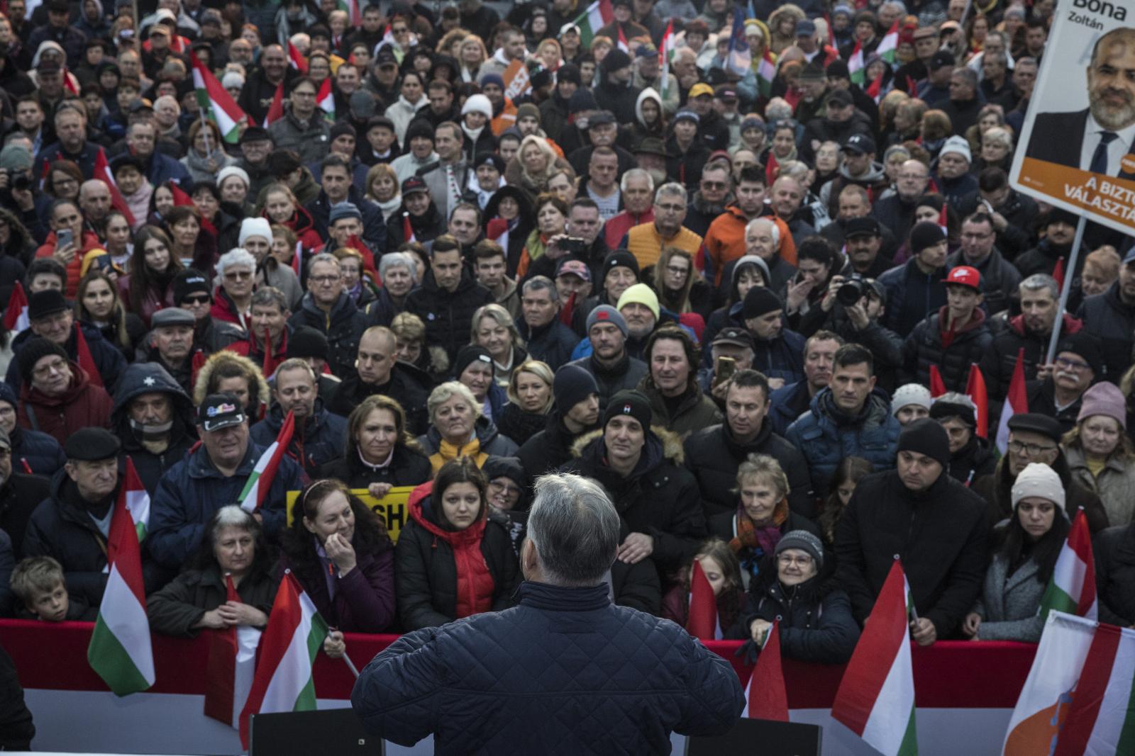 – Nem hiszi el, hogy loptak? Fidesz-hívő az Orbán-gyűlésen: – Hogyne hinném el, de nem tőlem, ezért vagyok itt! – Videó