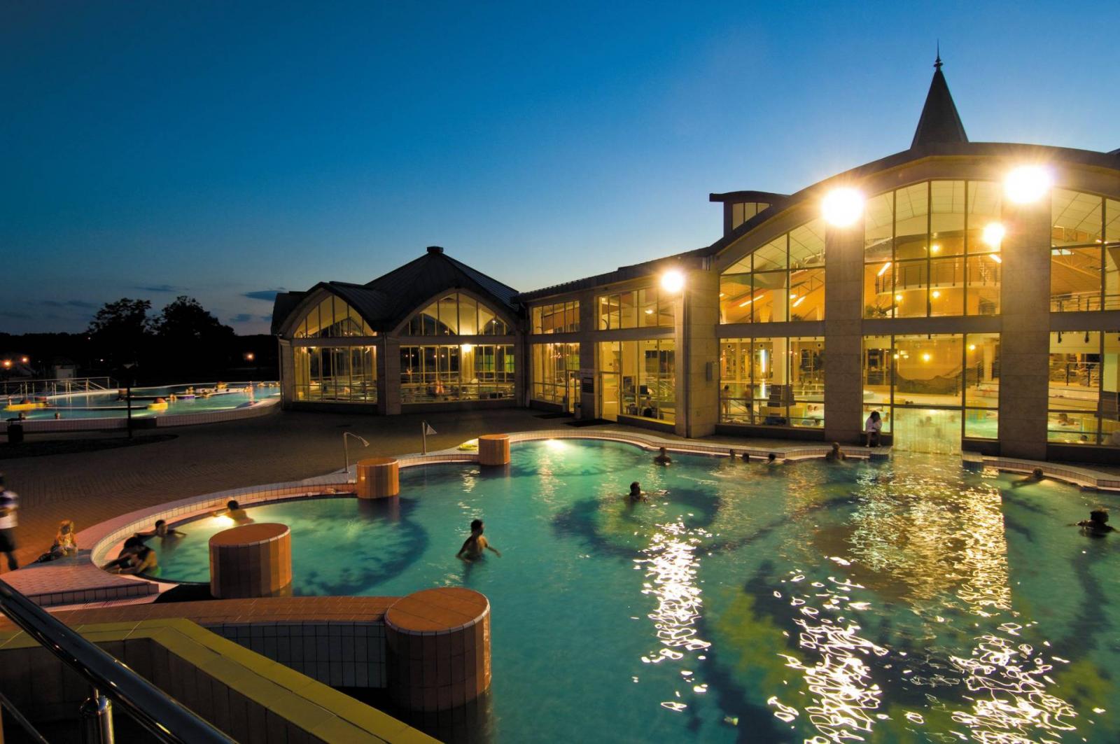 Nem jár be dolgozni és nem is ismerik, de úgy tűnik, a 2010-es évek óta fizetést kap a Sárvári Gyógyfürdőtől a fideszes polgármester ismerőse