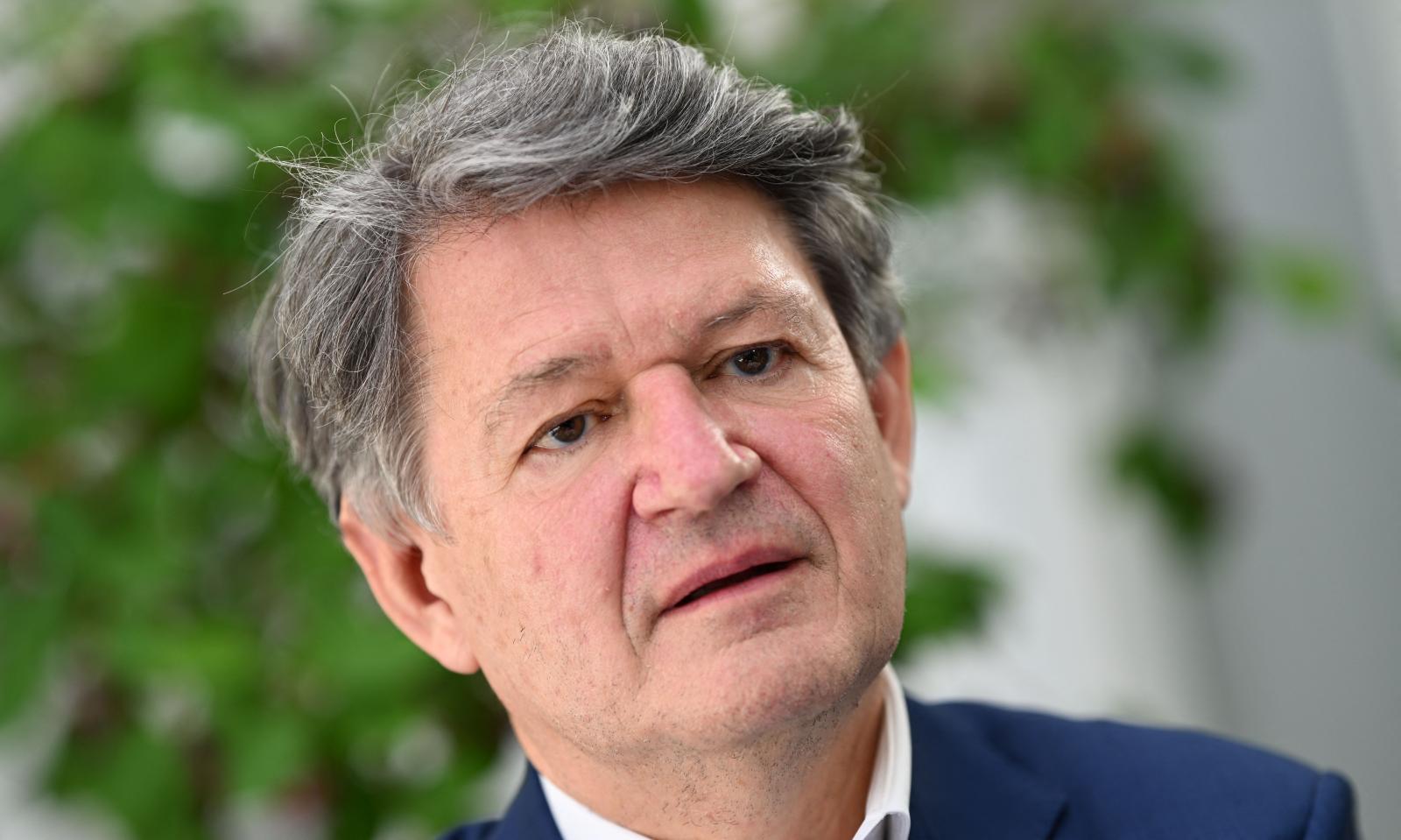 „Ennél butább történetet nem tudtak kitalálni?” – Az egész világ előtt kinevette Orbán Viktort az ismert osztrák EP-képviselő