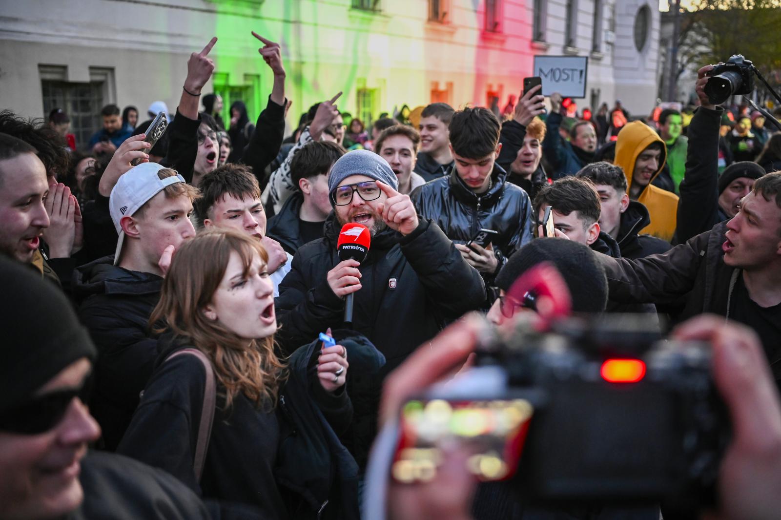 A kampány eleve beteggé tesz, választás után pedig az ország felére rátörhet a gyász