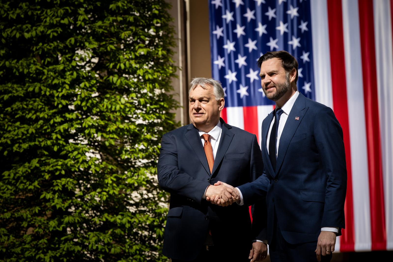 JD Vance most megmenti Orbán Viktort – Percről percre a közös sajtótájékoztatóról