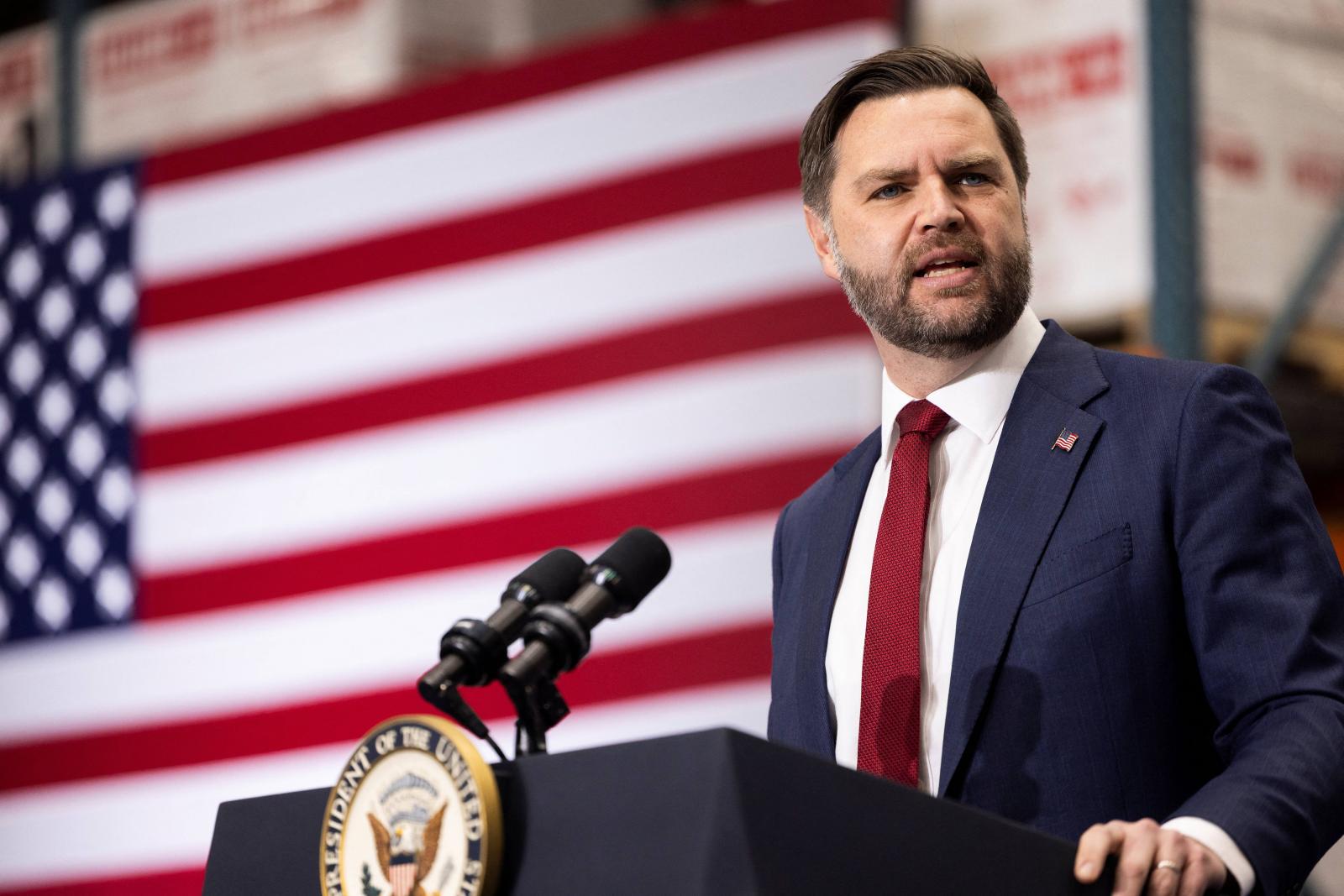 Örök Orbán-imádó, megtért Trump-kritikus – JD Vance amerikai alelnök portréja