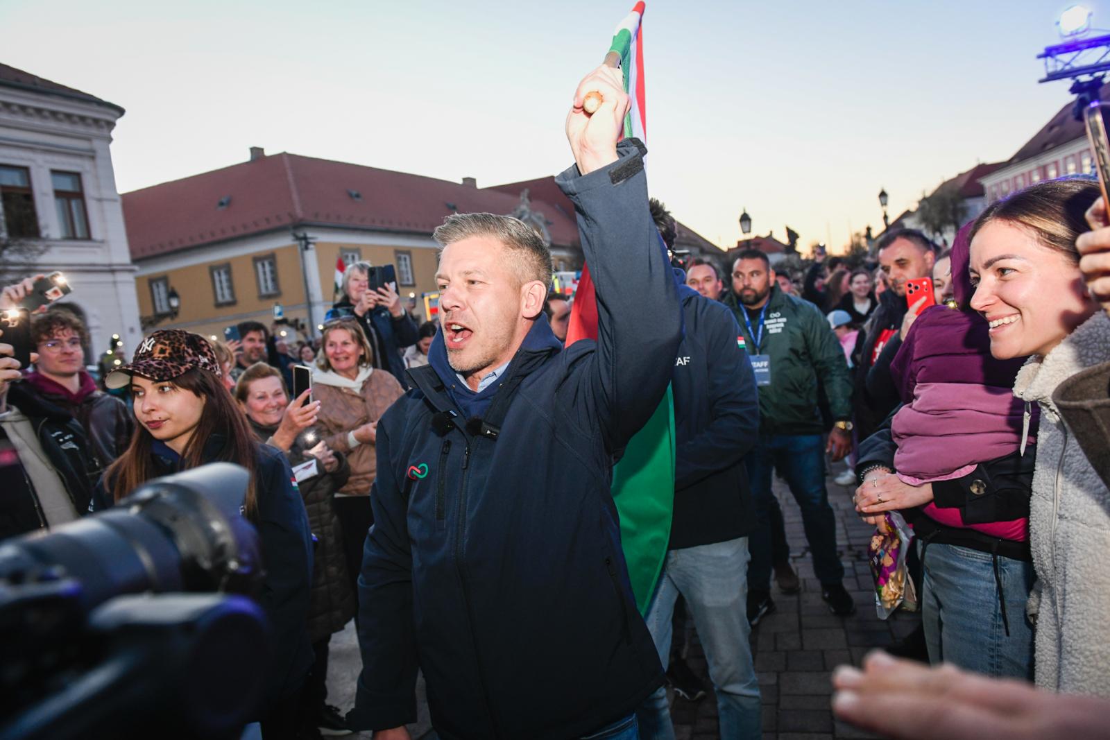 Magyar Péter: Világossá vált, hogy az Orbán-kormány nem a magyar érdeket képviseli, a bátor utcai harcos kisegérnek nevezi magát