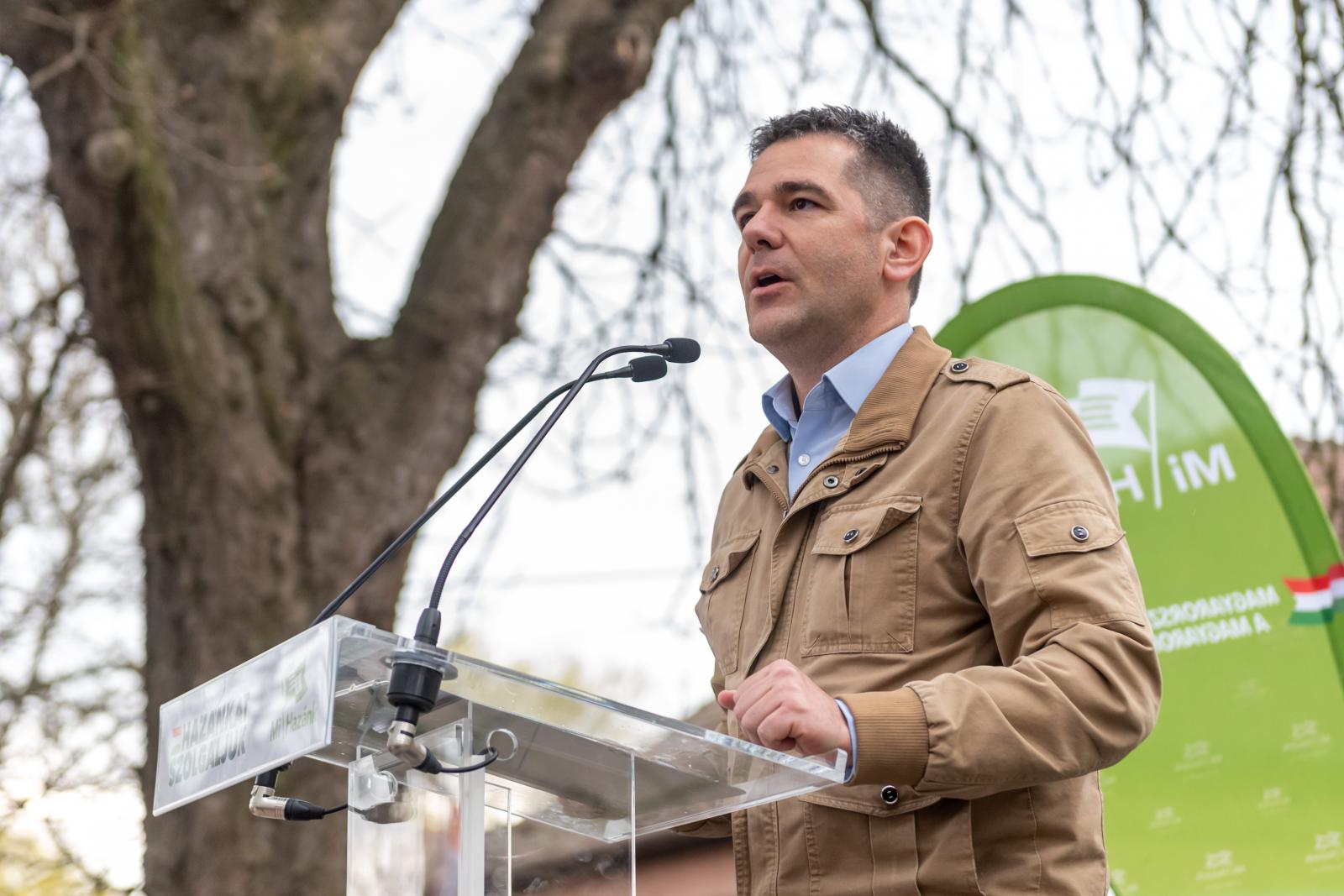 Nyomravezetői díjat fizet a Mi Hazánk, aki azonosítja a pártot lejárató szórólapok terjesztőit