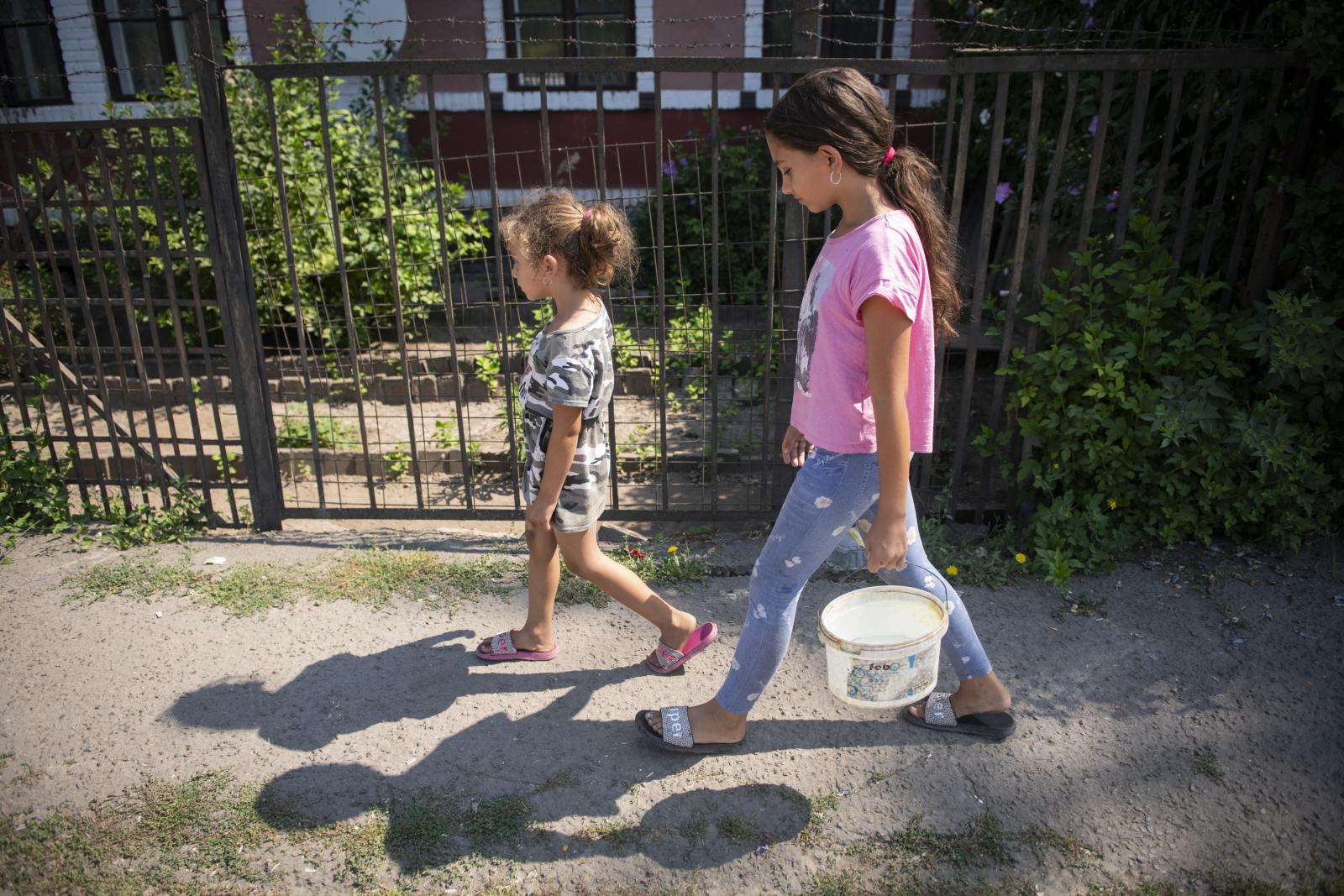 Már 224 ezer gyerek él súlyos nélkülözésben Magyarországon, az államot is javítóba küldenék miattuk