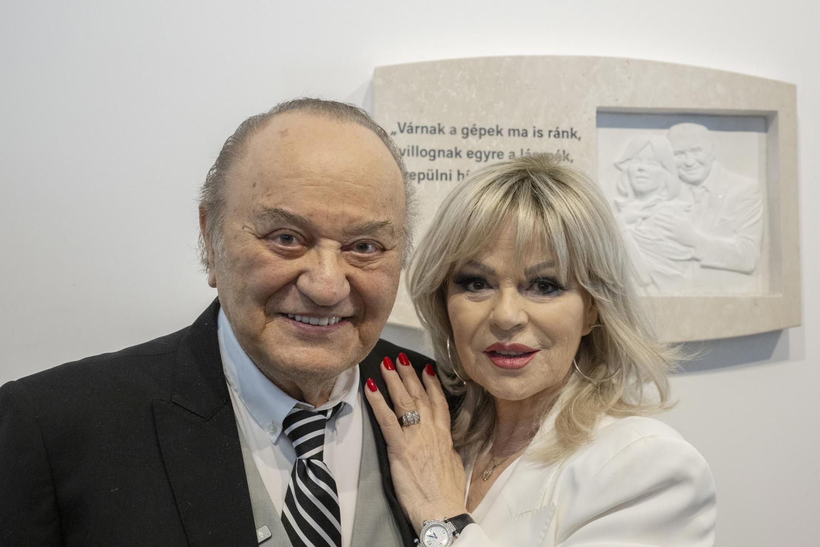 Felavatták Korda György és Balázs Klári domborművét a Liszt Ferenc Nemzetközi Repülőtéren