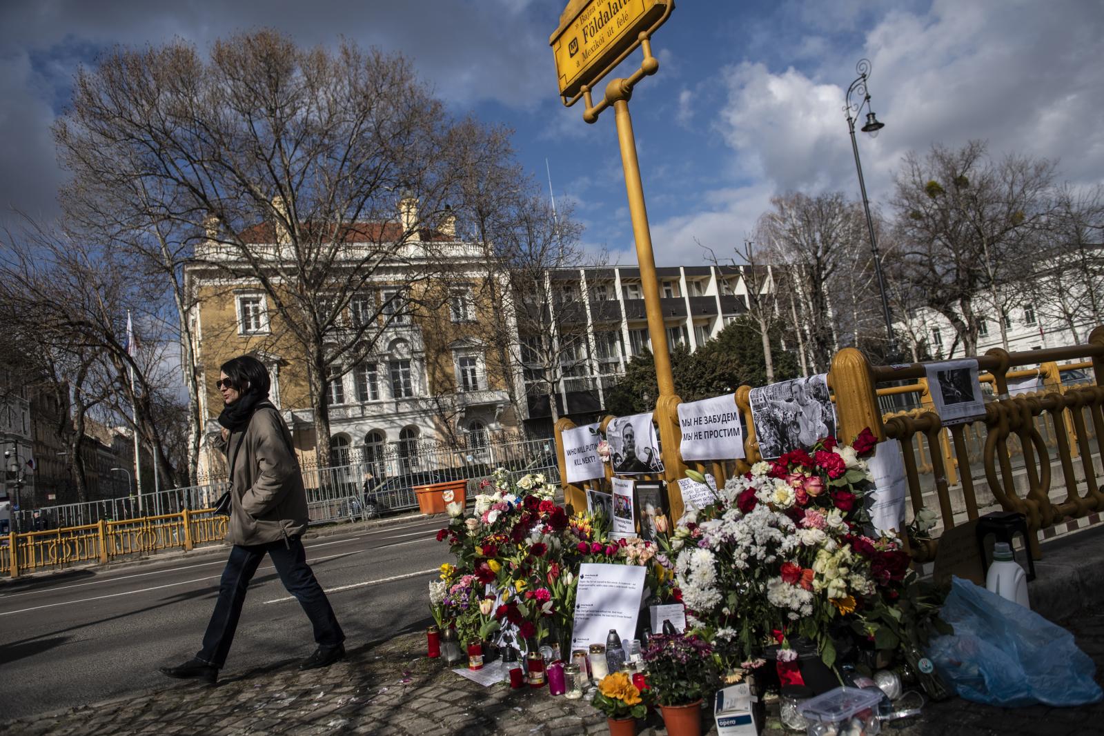Meduza: A budapesti orosz nagykövetség munkatársainak csaknem fele kapcsolatban állhat hírszerző szolgálatokkal