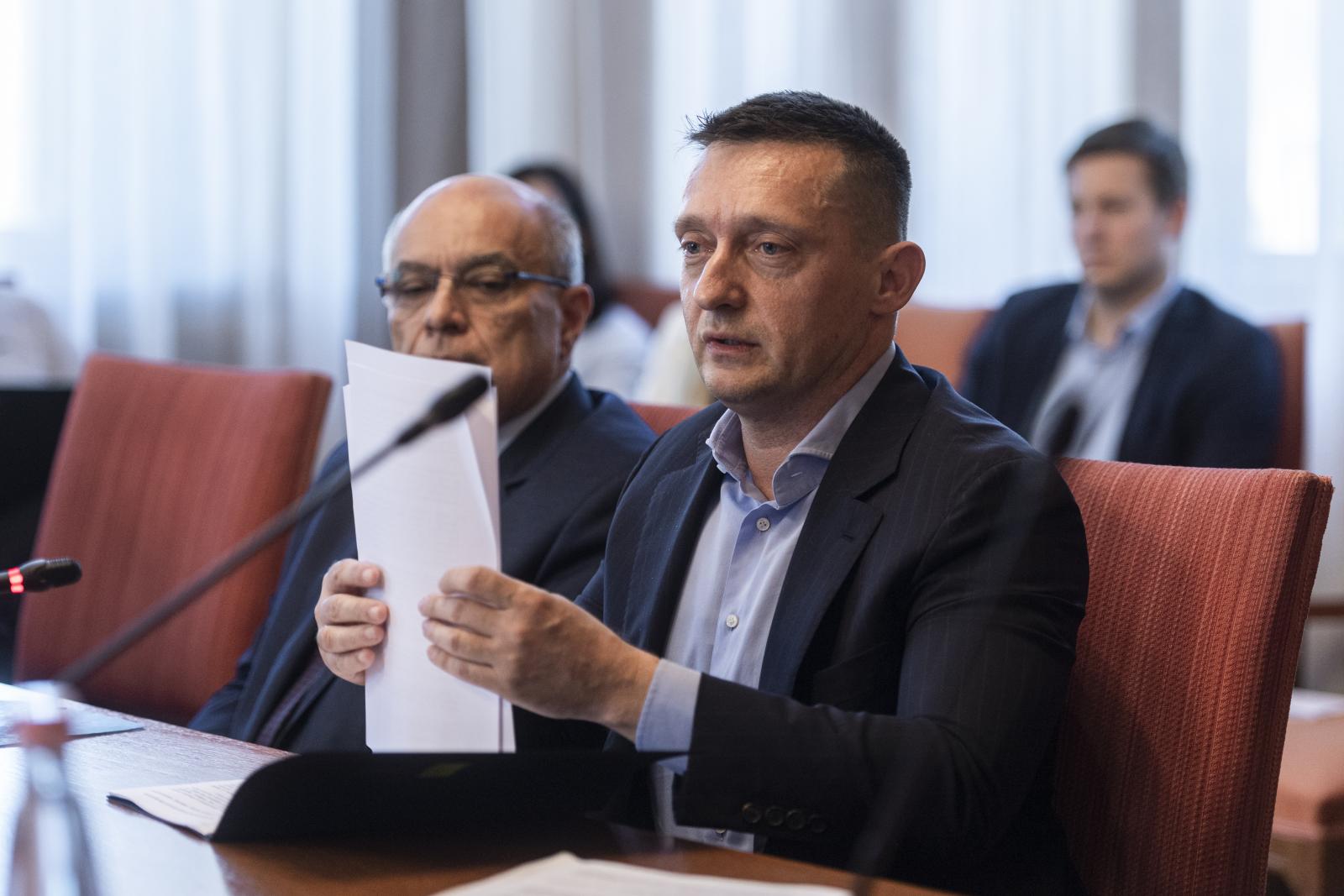 Rogán Antalhoz köthető üzleti körök vásárolták meg a miniszter feleségének szülőfalujában fekvő kastélyt