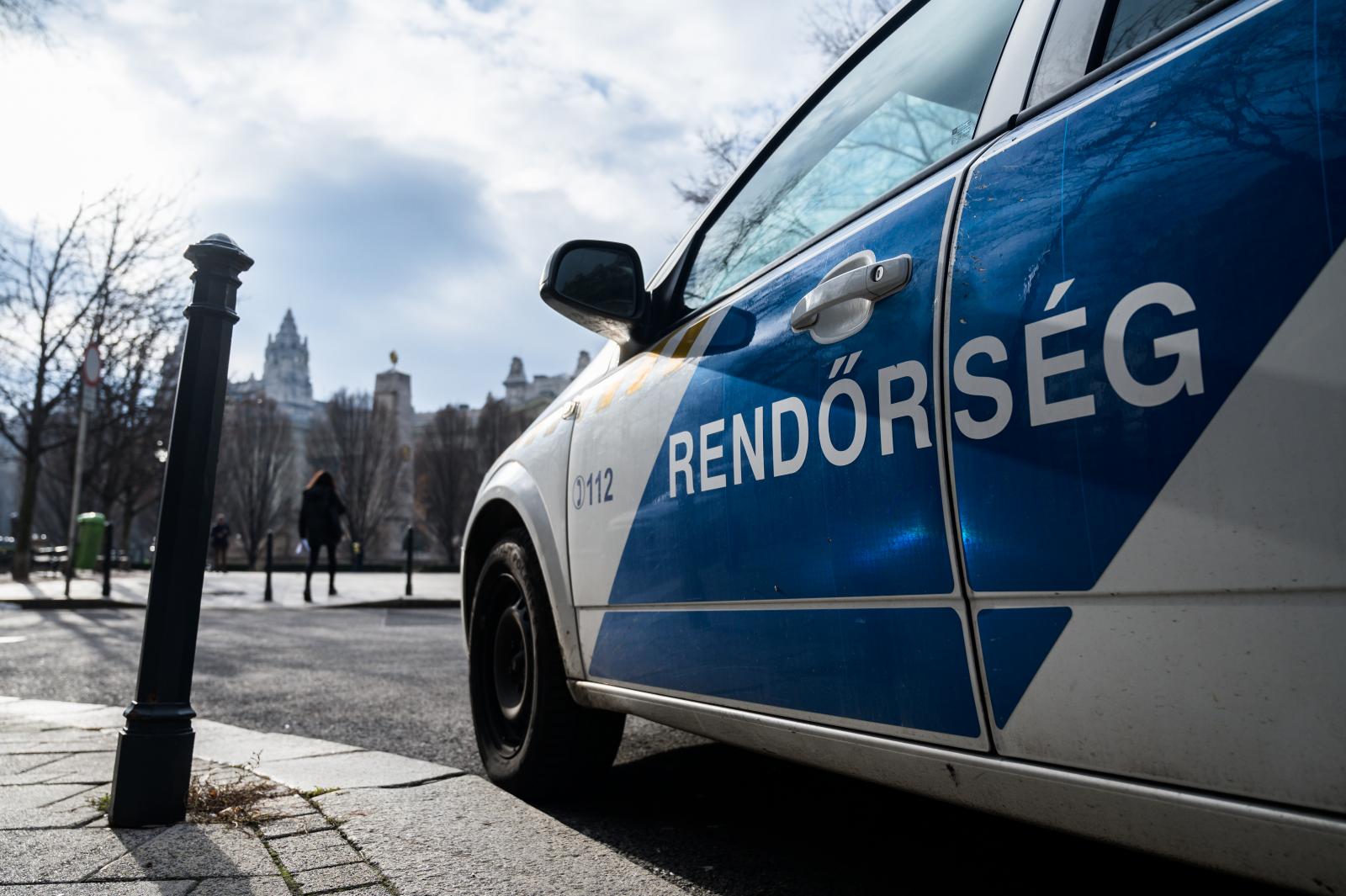 A rendőrség lőfegyver nélkül, fehér ingben vagy blúzban vigyáz vasárnap a választás rendjére