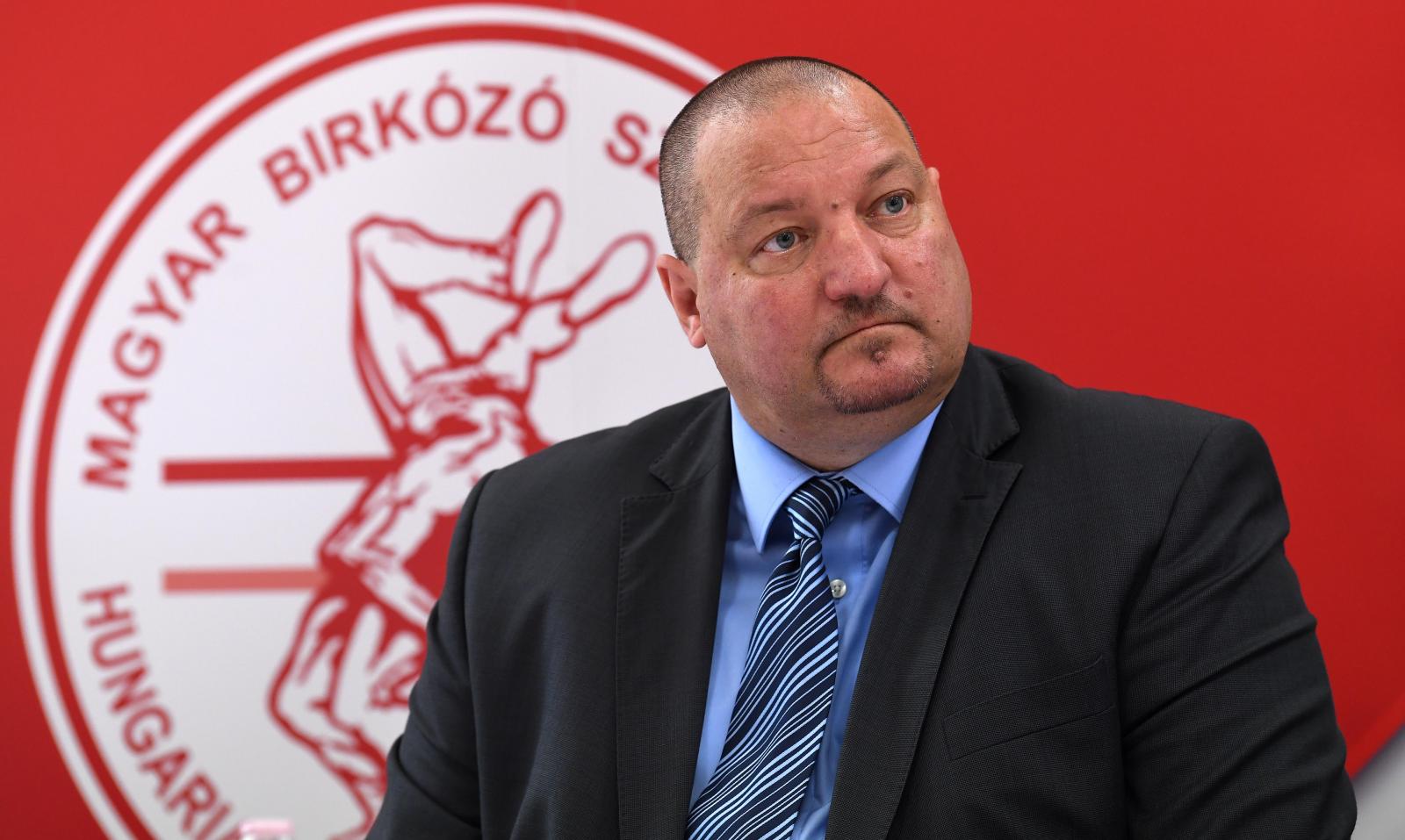 A Fidesz sok esetben a tekintélynek örvendő sportági szövetségi vezetőket a területet nem ismerő politikusokra cserélte