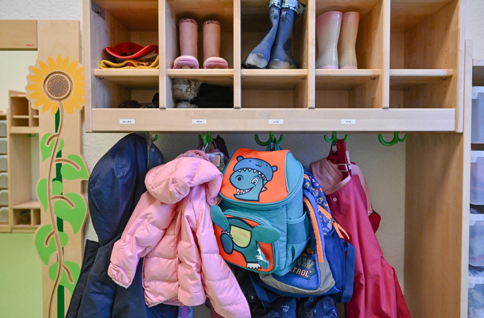 Kirúgták egy bács-kiskuni bölcsőde nevelőjét, miután több gyereket bezárt a játékraktárba és rángatta a fülüket