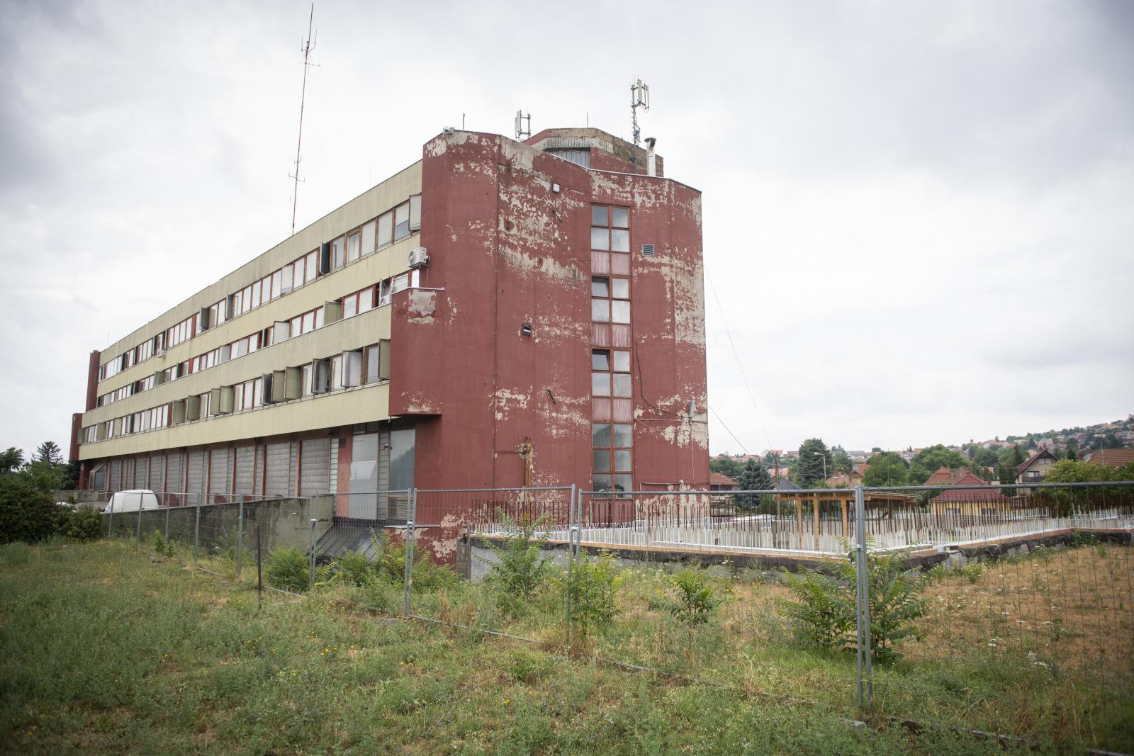 Milliárdos a kár, a két cég vezetői eltűntek, legkorábban 2030-ban tripla költségért kaphat méltó laktanyát a pécsi tűzoltóság