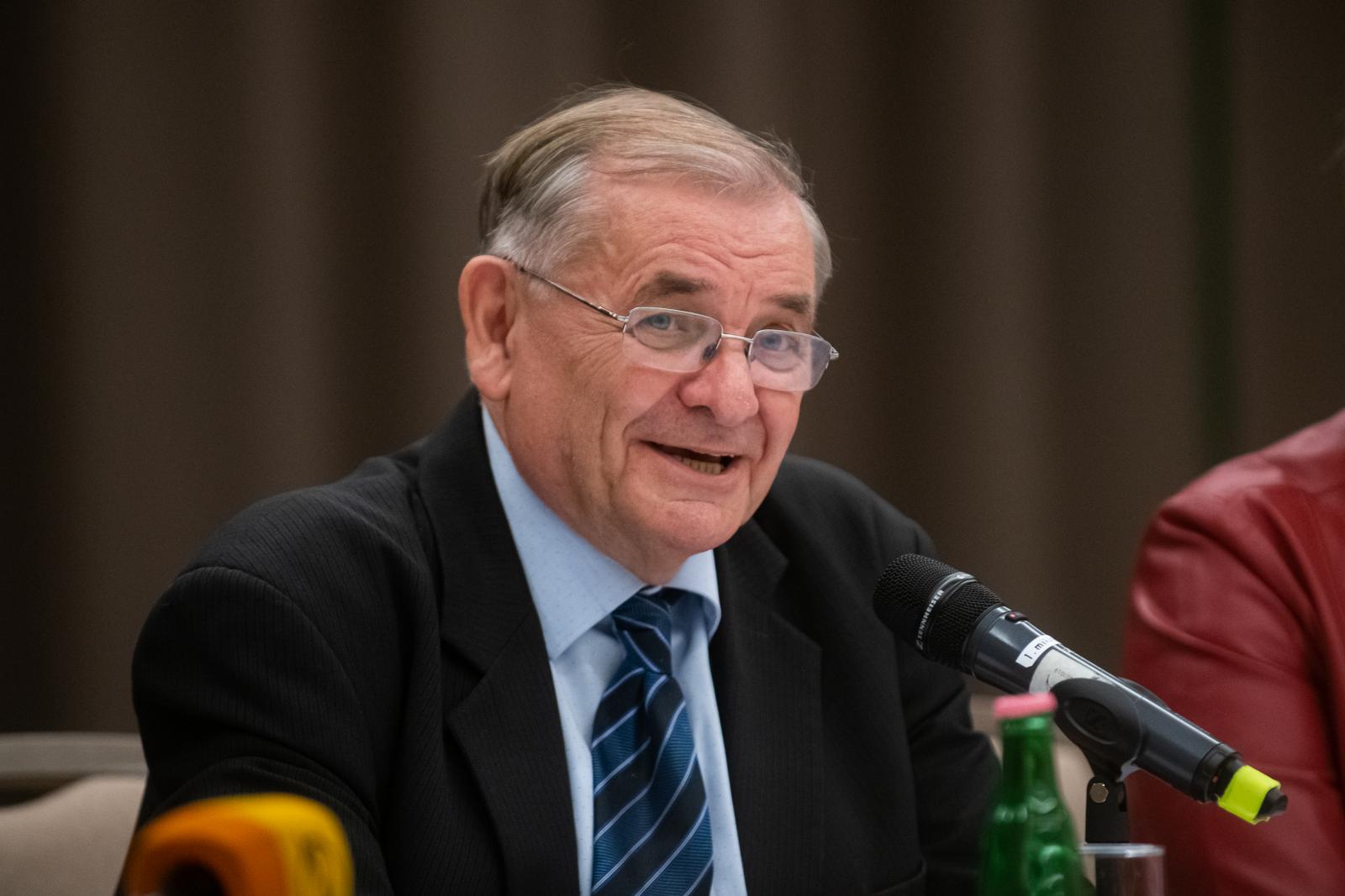 Lezsák Sándor cáfolta, hogy meghalt volna