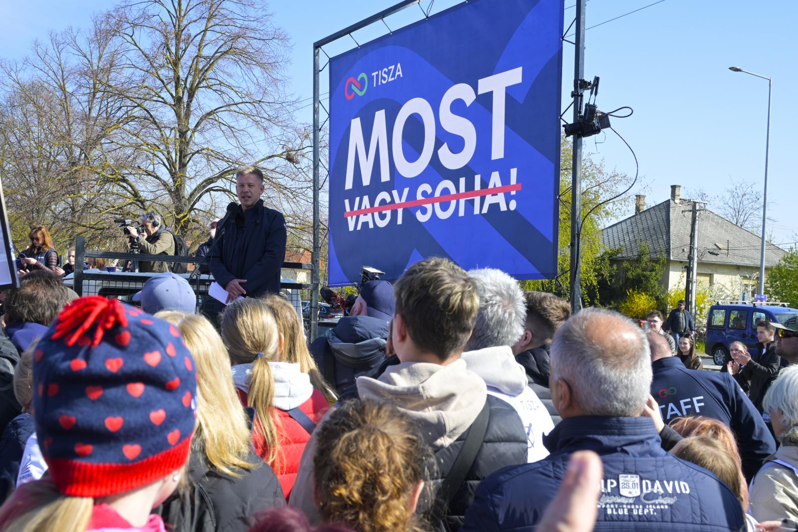 Több száz ember volt kíváncsi Magyar Péterre a sülysápi csatatéren, az emberek most már mernek nyíltan beszélni a pártszimpátiájukról