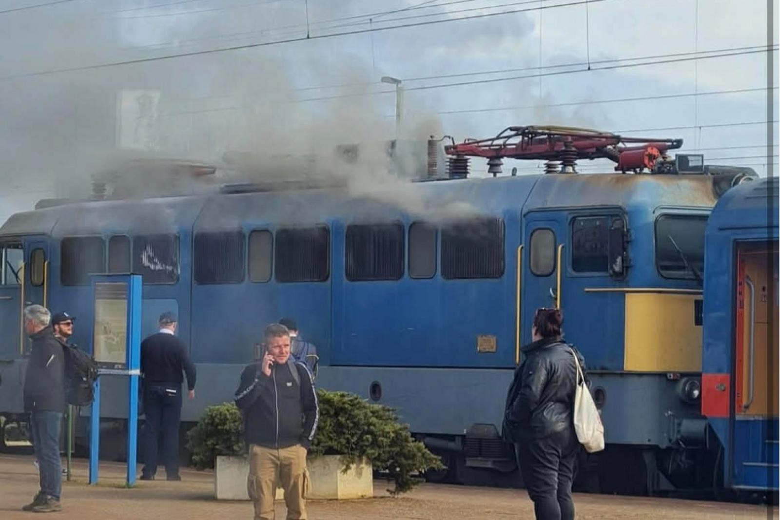 Elfüstölt egy mozdony délután a Szajoli állomáson, de késő estére helyreállhat a menetrend