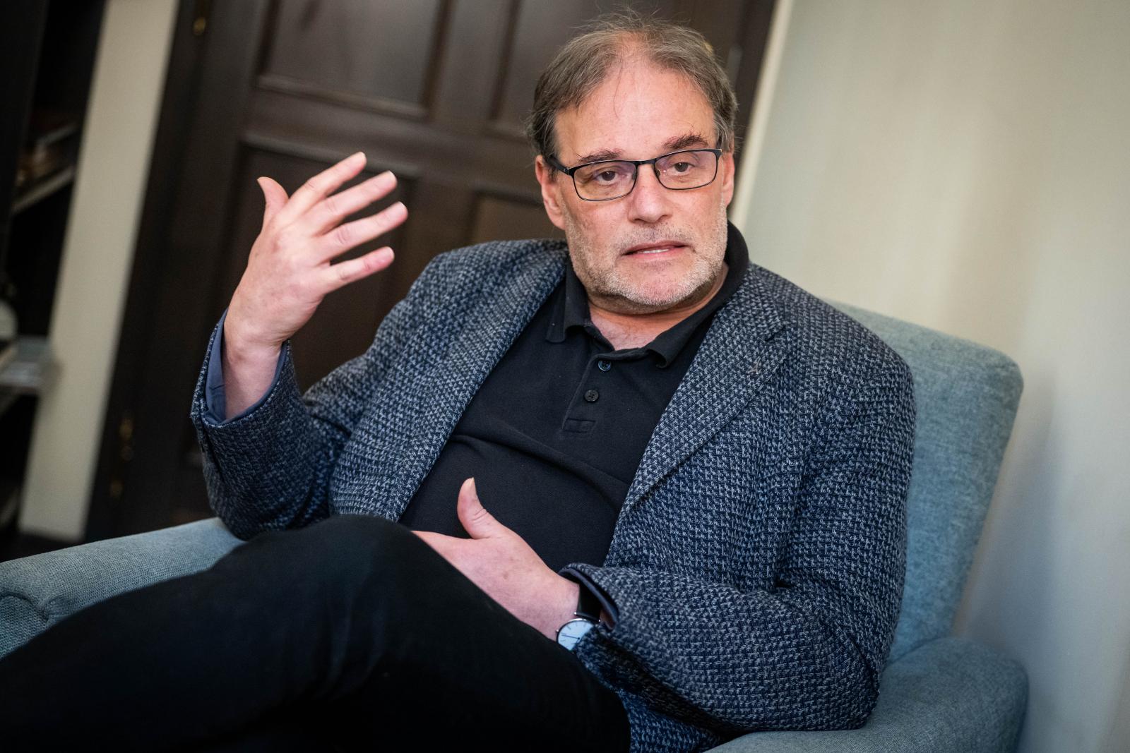 „Nem a kampánytól szorongunk, a szorongásunk áll össze radikális kampánnyá”