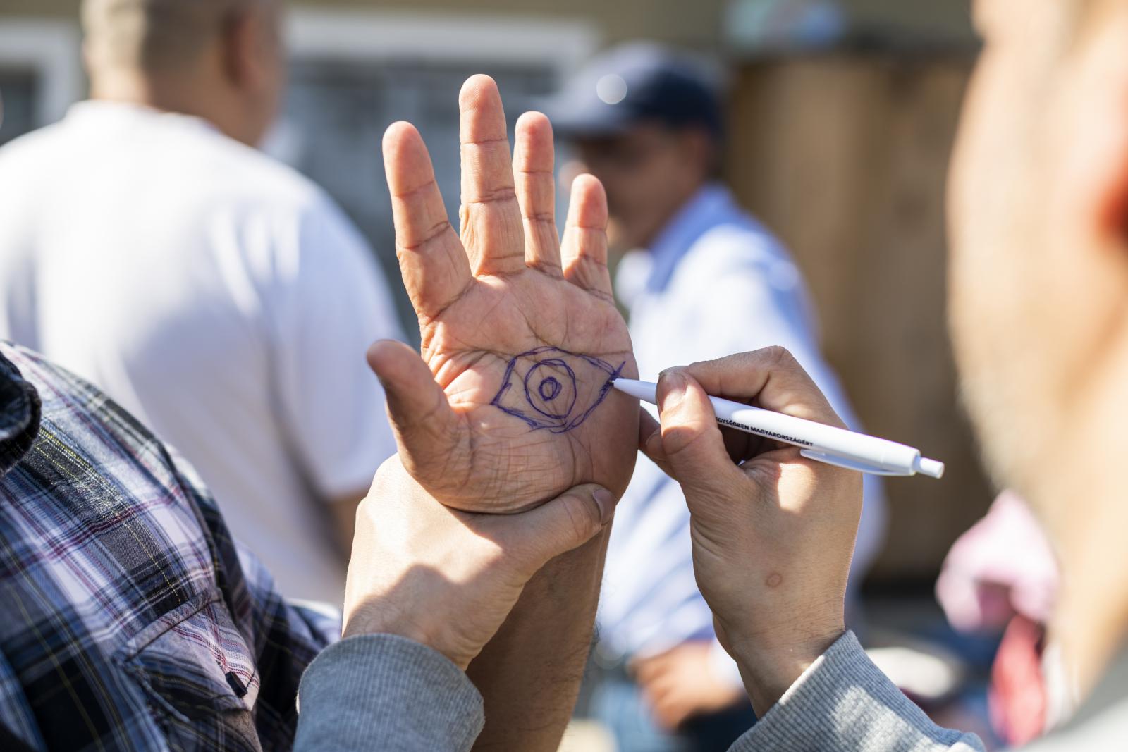 A szavazatvásárlás drogért csak a jéghegy csúcsa, a magyar vidéken zsarolással használják ki a mélyszegénységben élőket