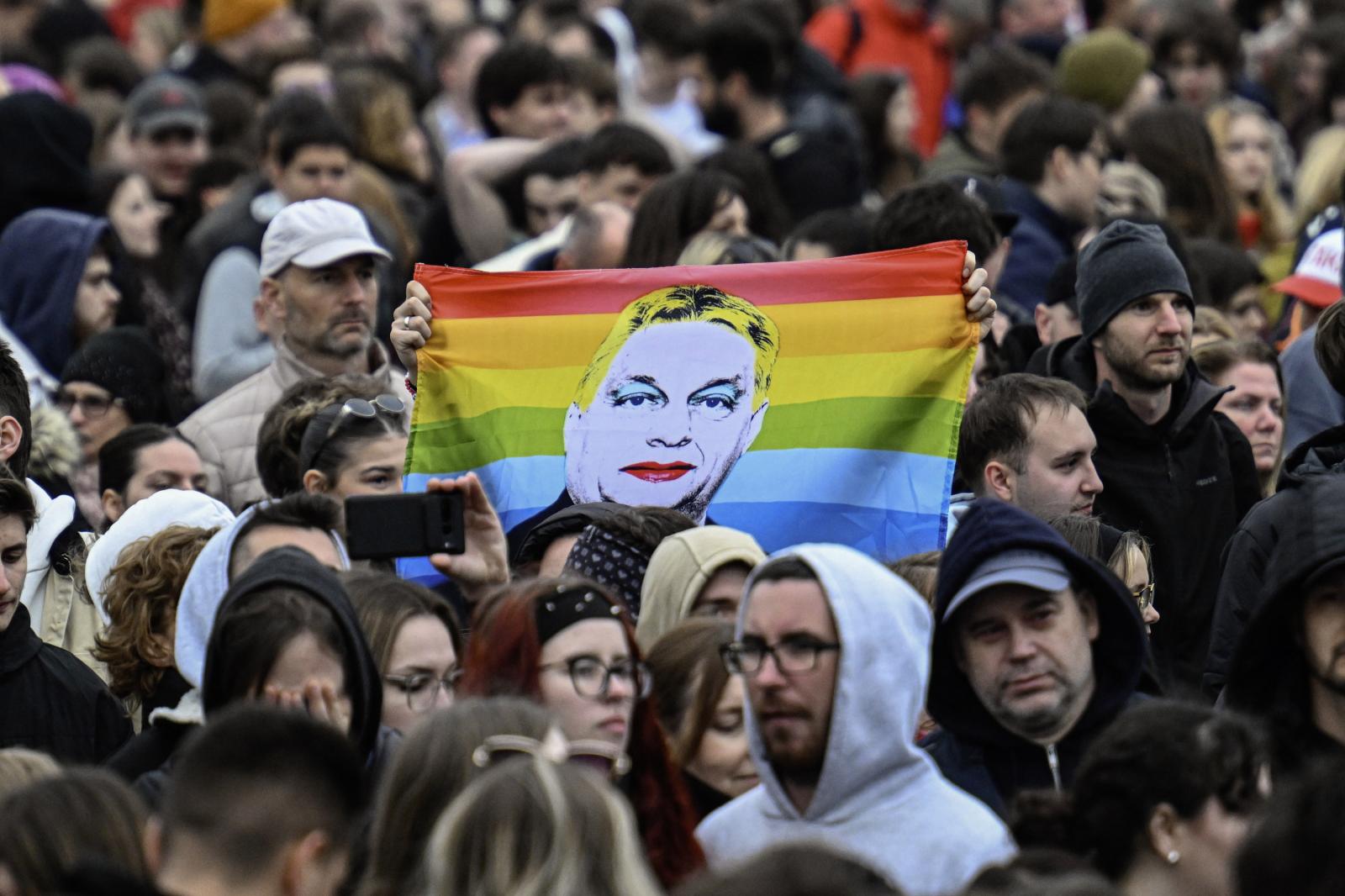 A fiatalok már nagyon kiröhögik ezt a hatalmi garnitúrát, van, akinek a fideszes nagymamáját sikerült megtérítenie